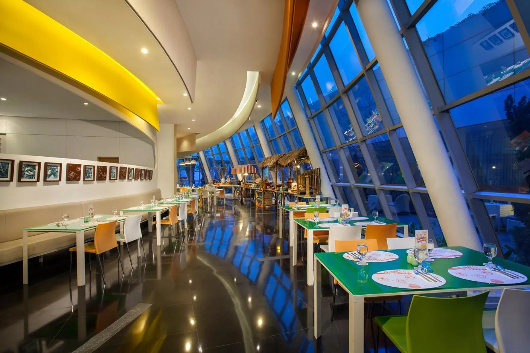 Restaurant/places to eat in HARRIS Hotel & Convention Festival Citylink Bandung