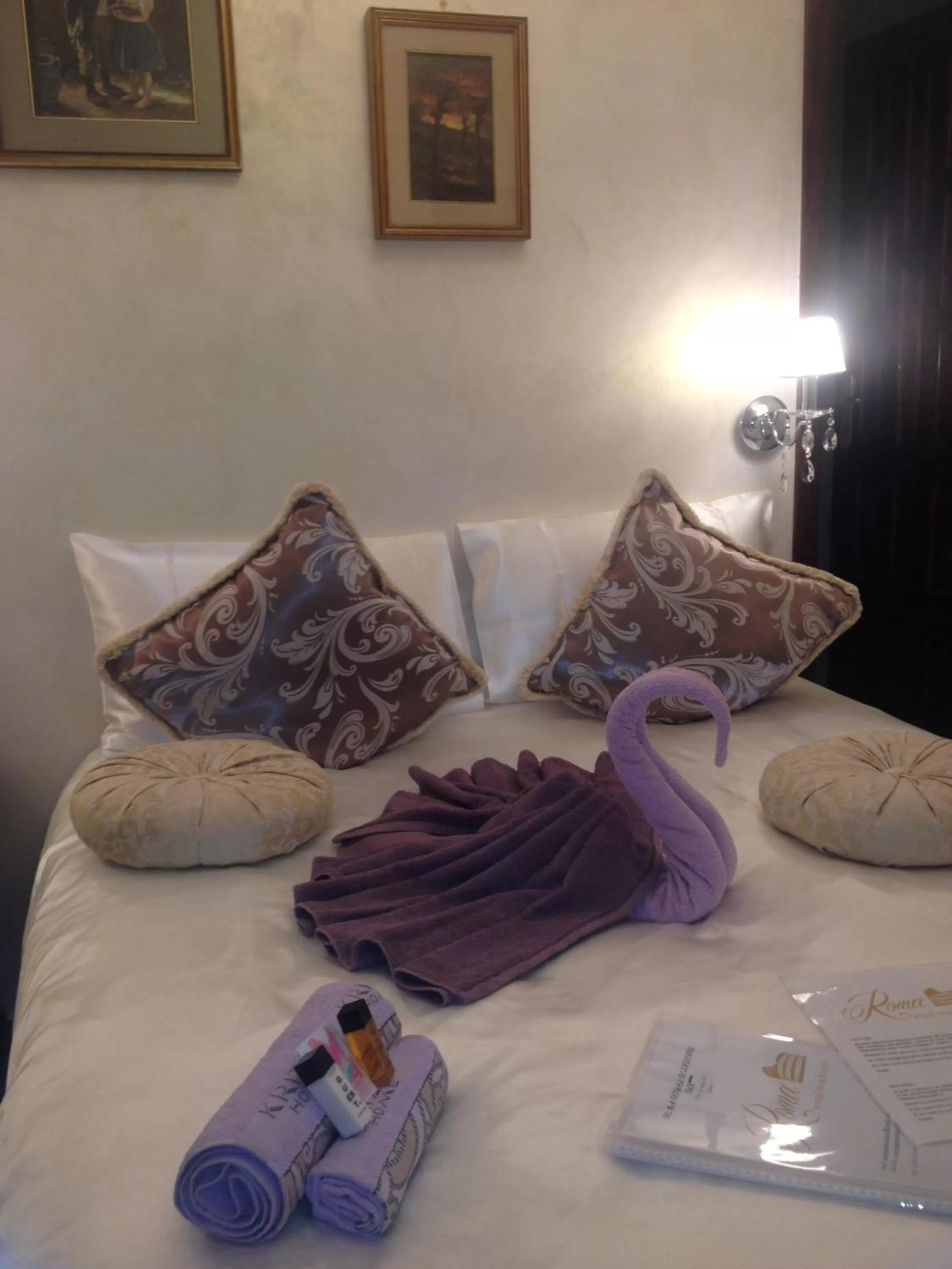 Decorative detail, Bed in B&B Roma Royal Residence