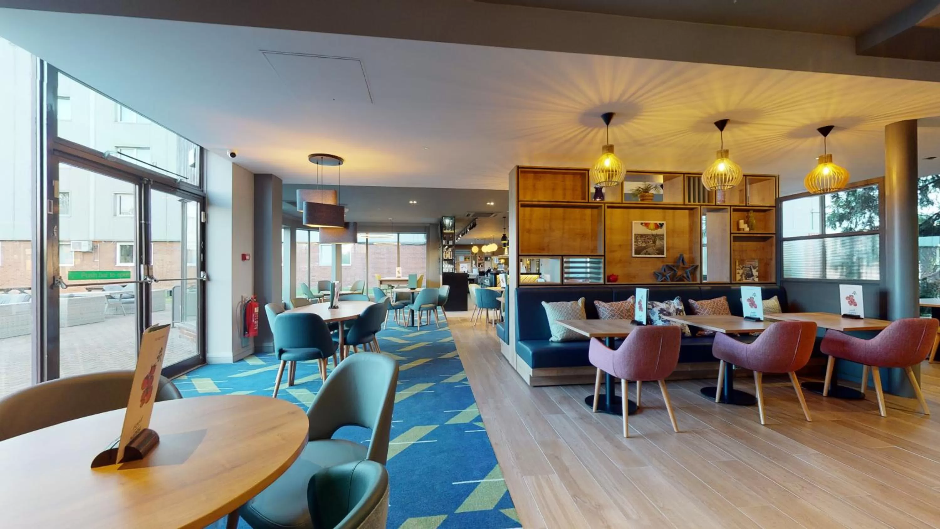 Lounge or bar in Holiday Inn Basildon by IHG
