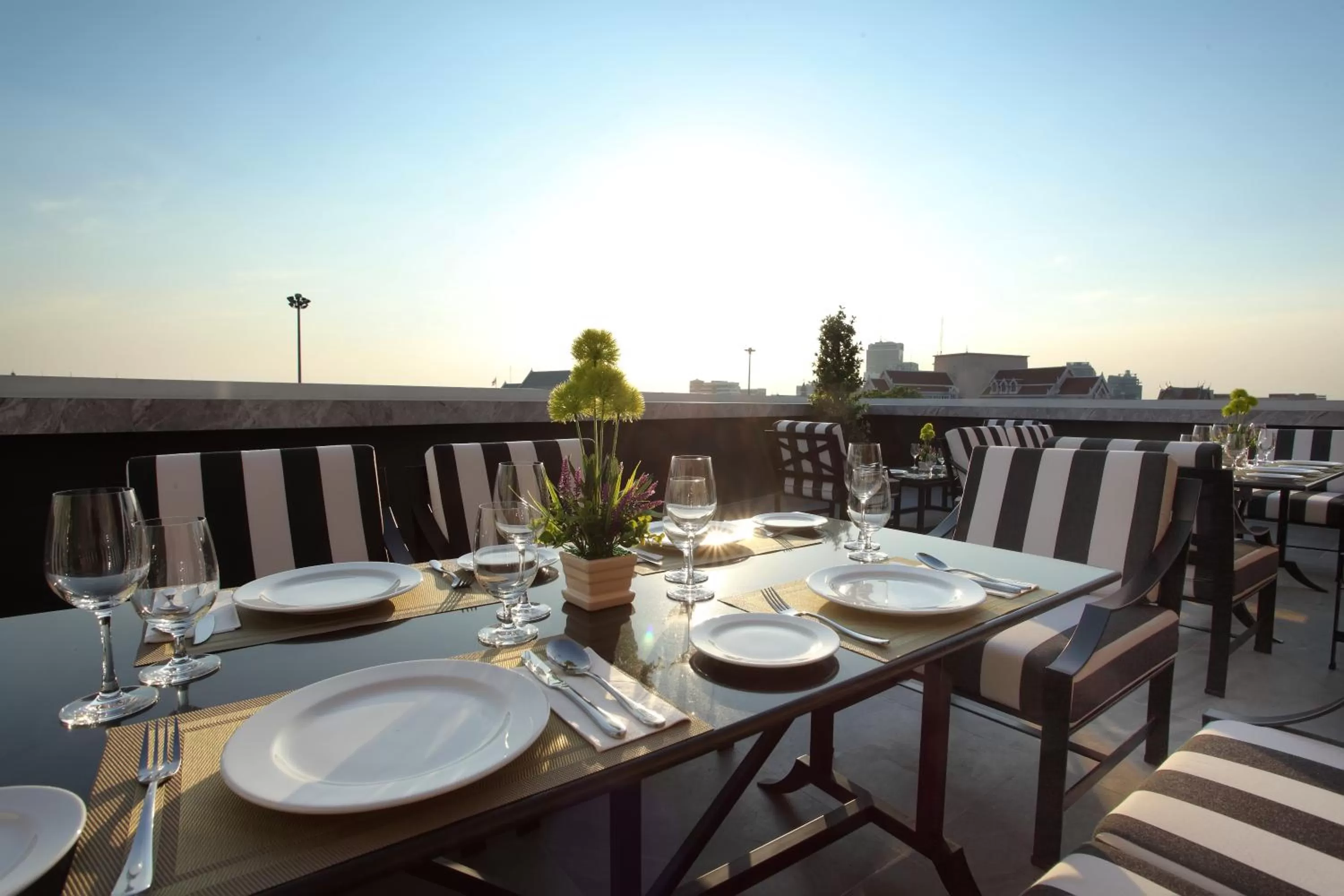 Dining area in Villa De Khaosan by Chillax