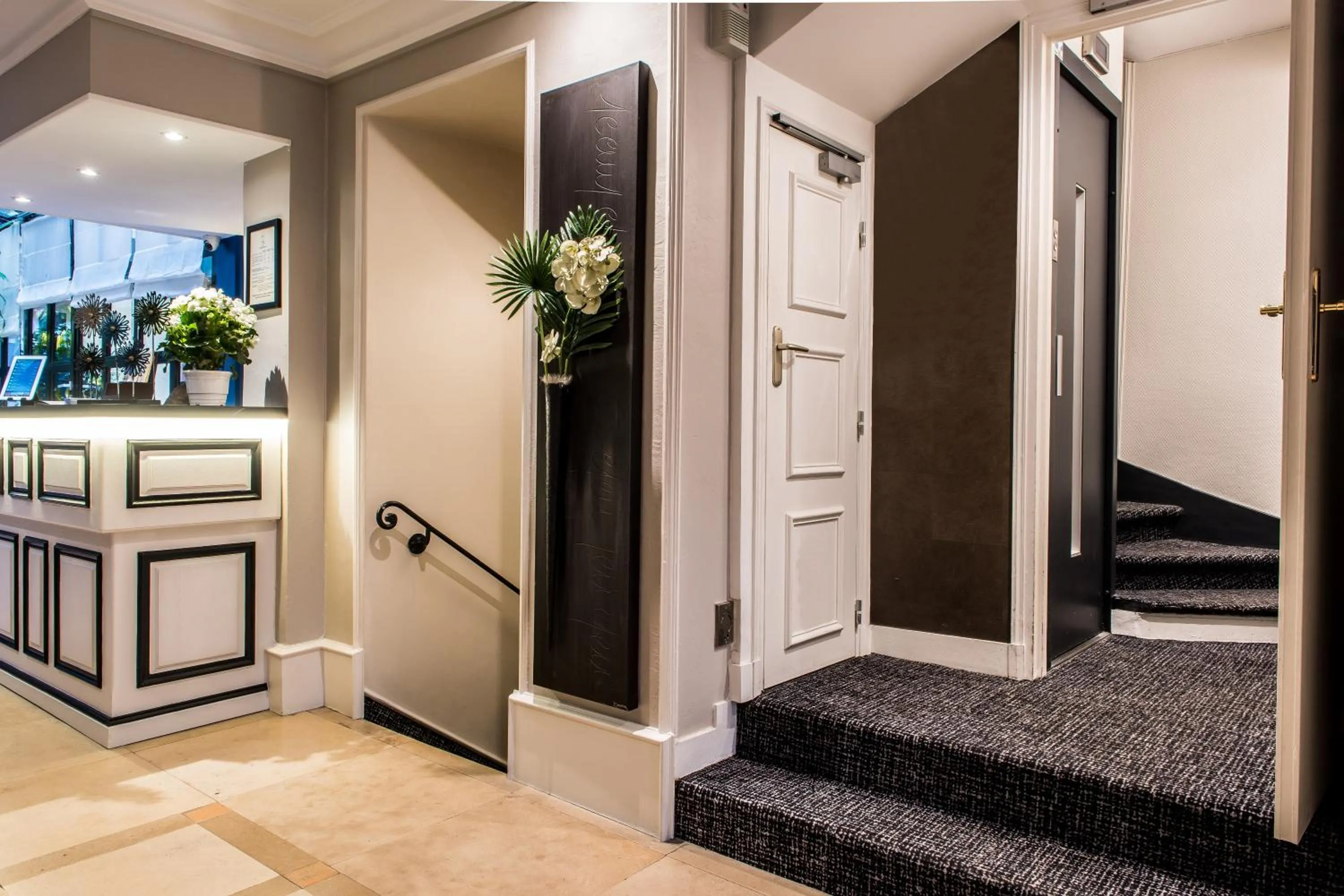 Lobby or reception in Hôtel Jardin Le Bréa