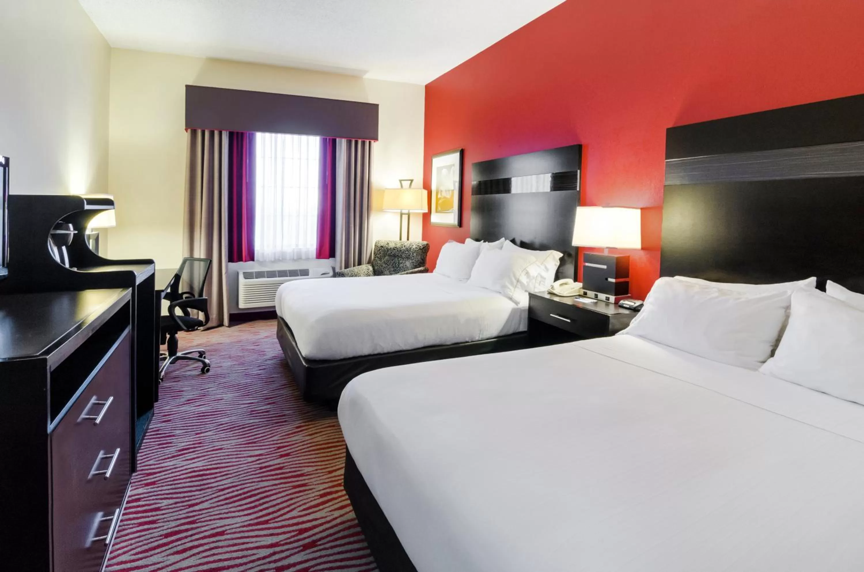 Photo of the whole room, Bed in Holiday Inn Express Hotel & Suites Vinita by IHG