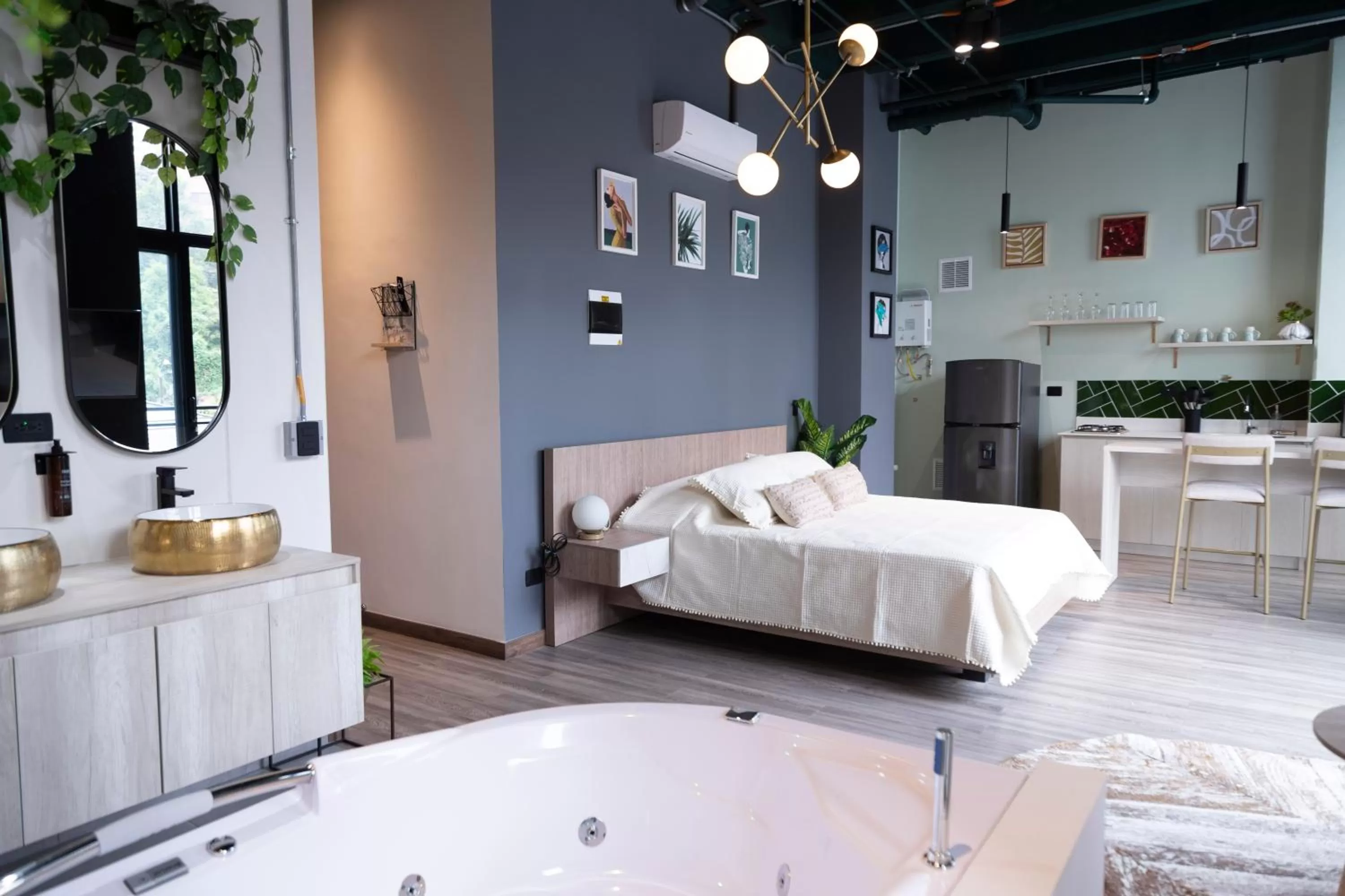 Photo of the whole room, Bed in Royal Living Poblado