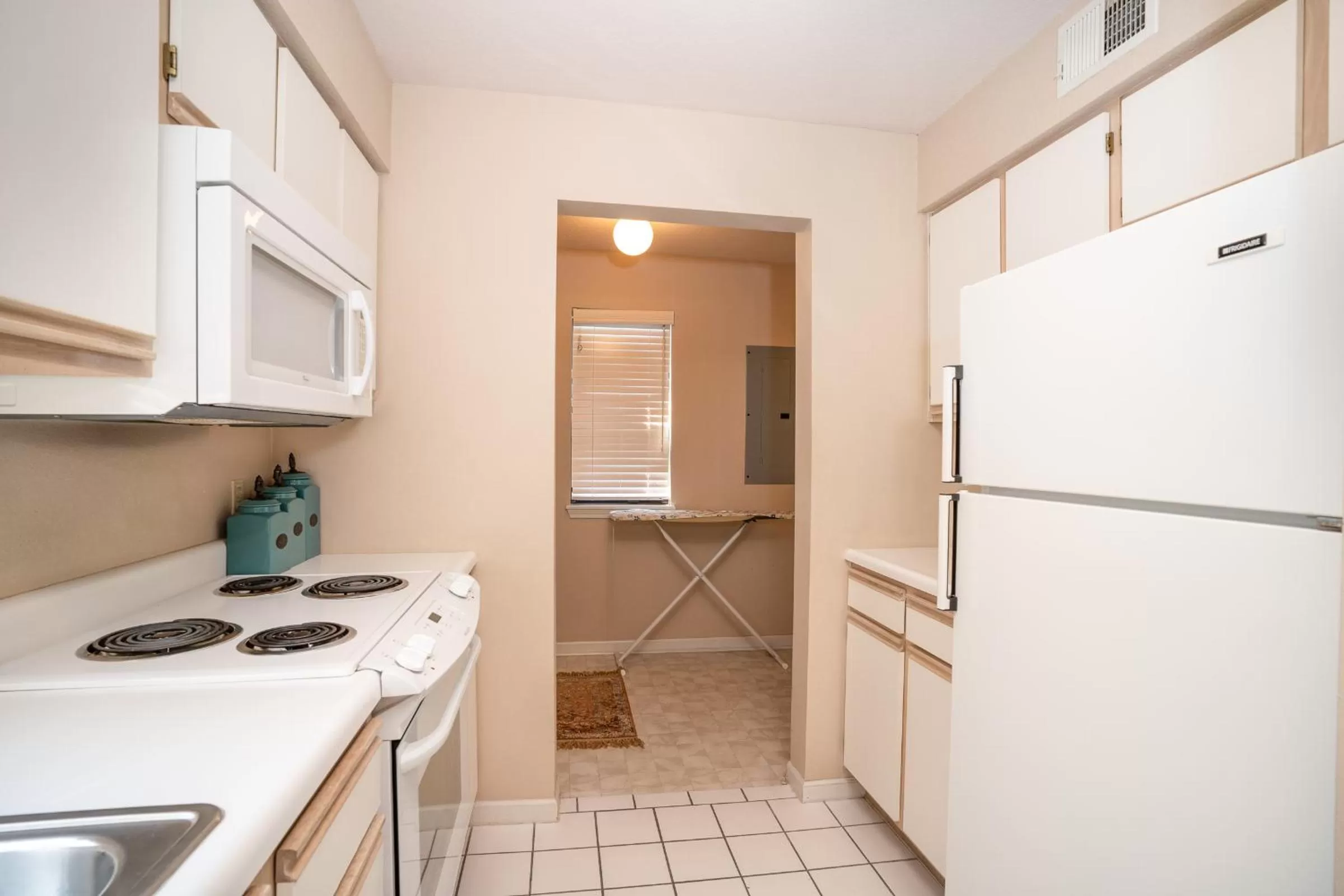 Kitchen or kitchenette in Pointe Royale Golf Resort