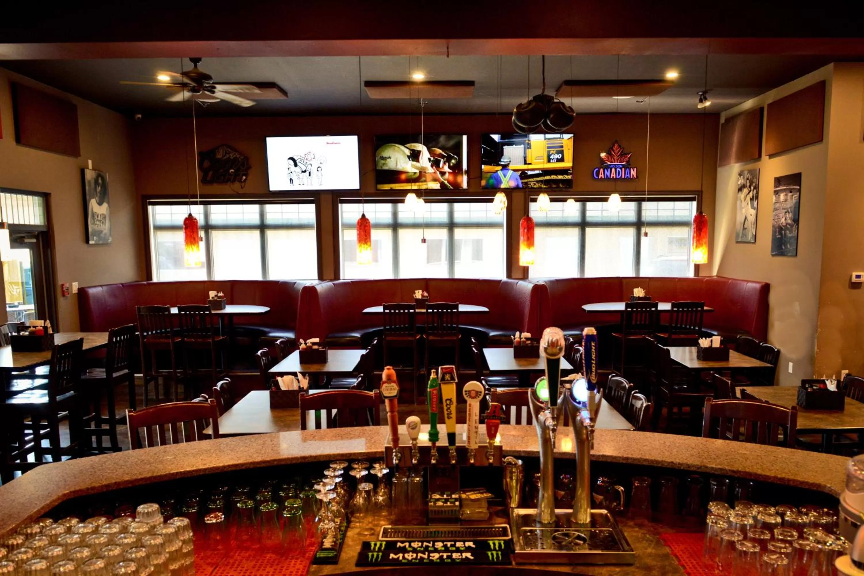 Restaurant/places to eat in 121 Steakhouse & Motel