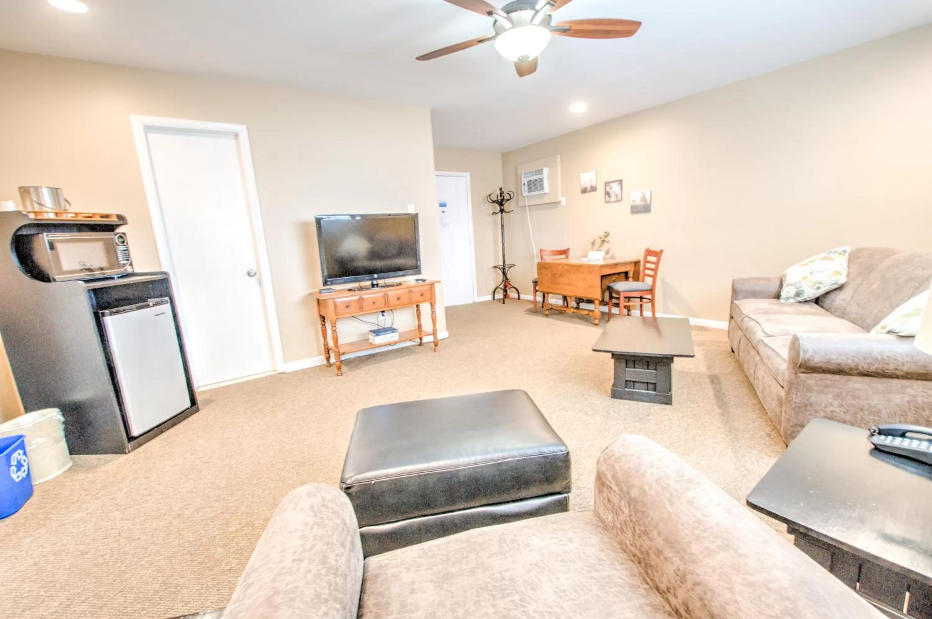 Living room, Seating Area in East Shore Lodging