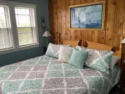 Bed in Chateau Country Inn and Captain's Cottage