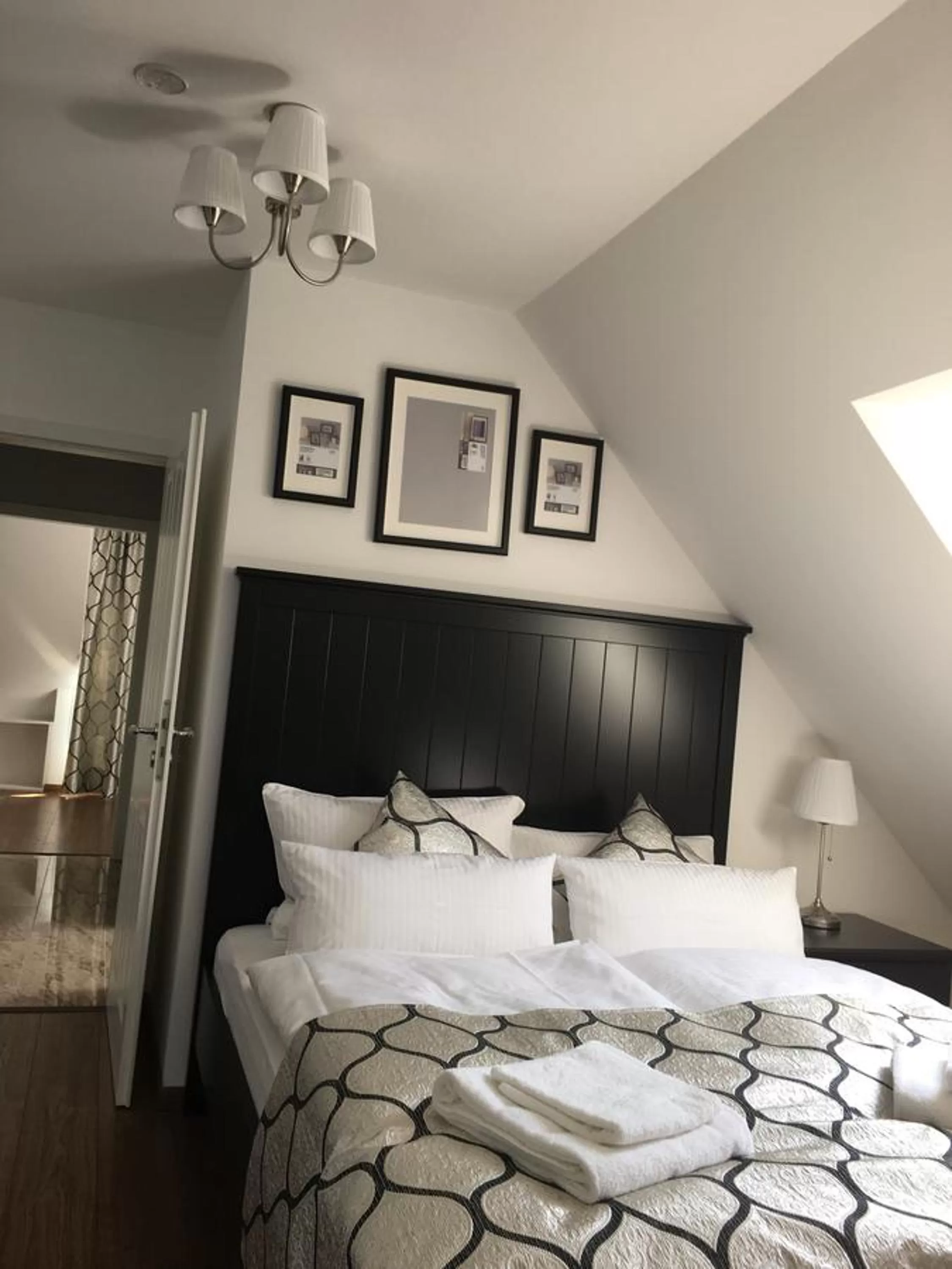 Property building, Bed in Merkel Villa Apartamente