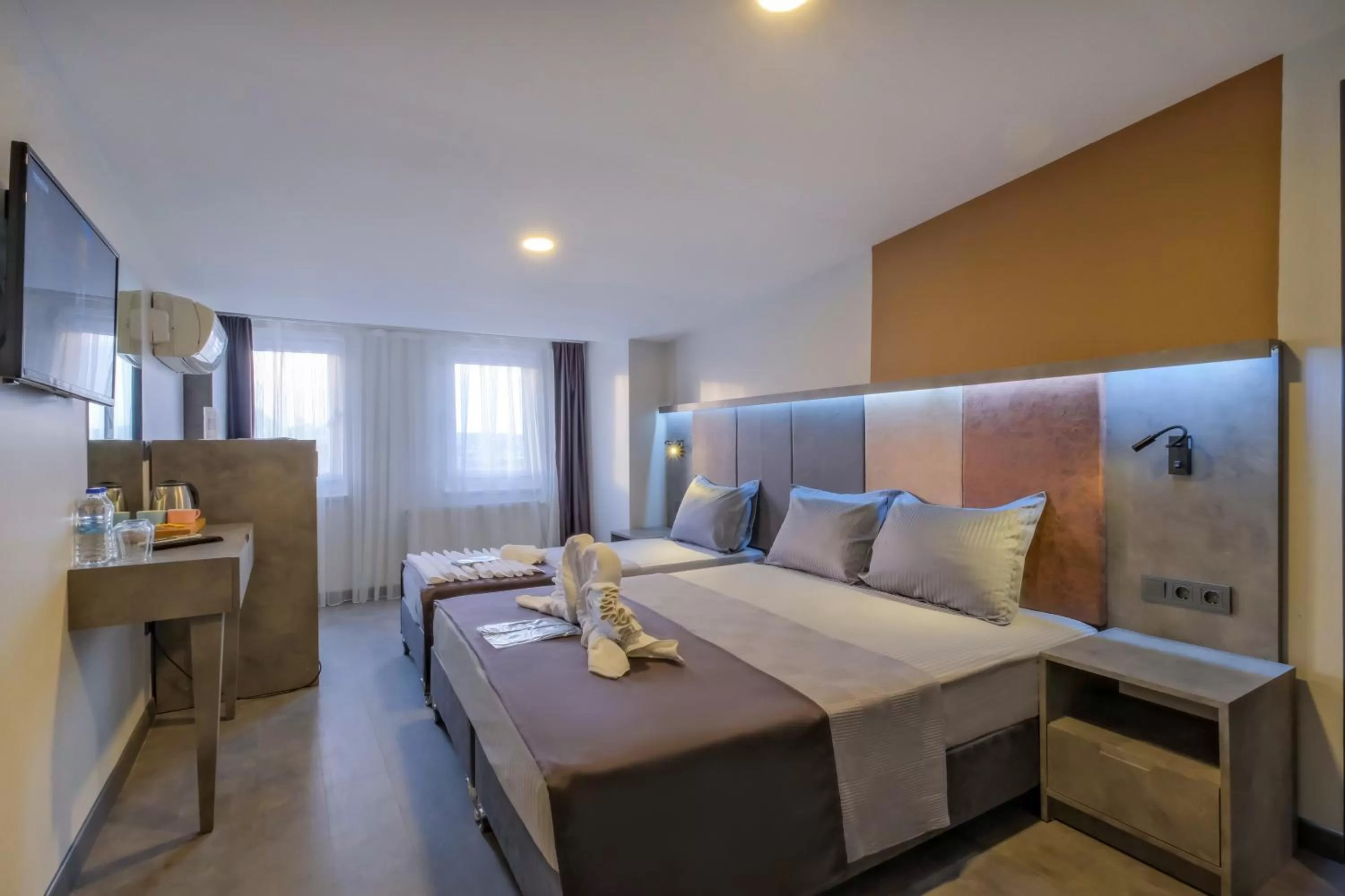 Photo of the whole room, Bed in The Queen Hotel