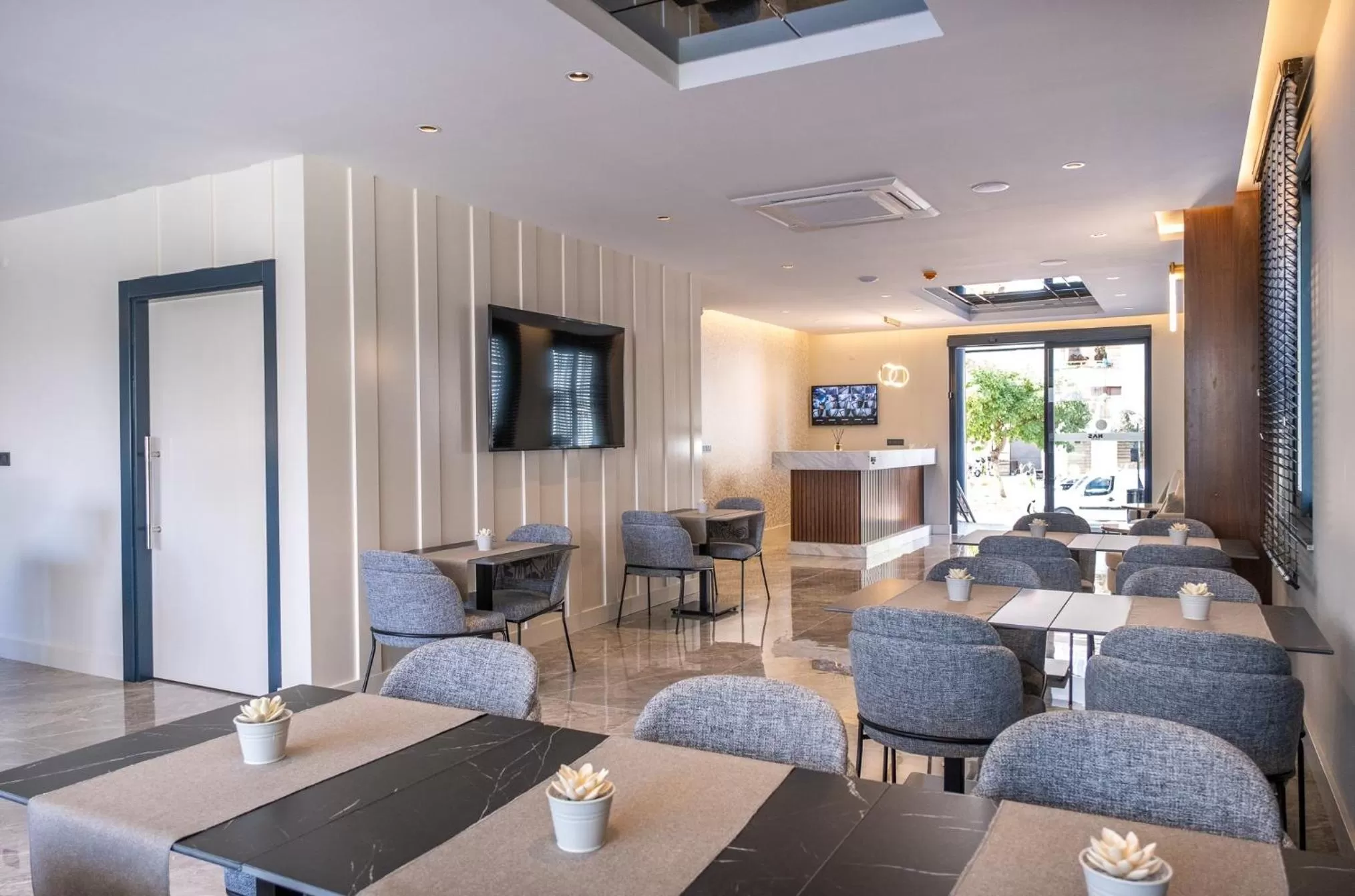 Restaurant/places to eat in Nas Suite