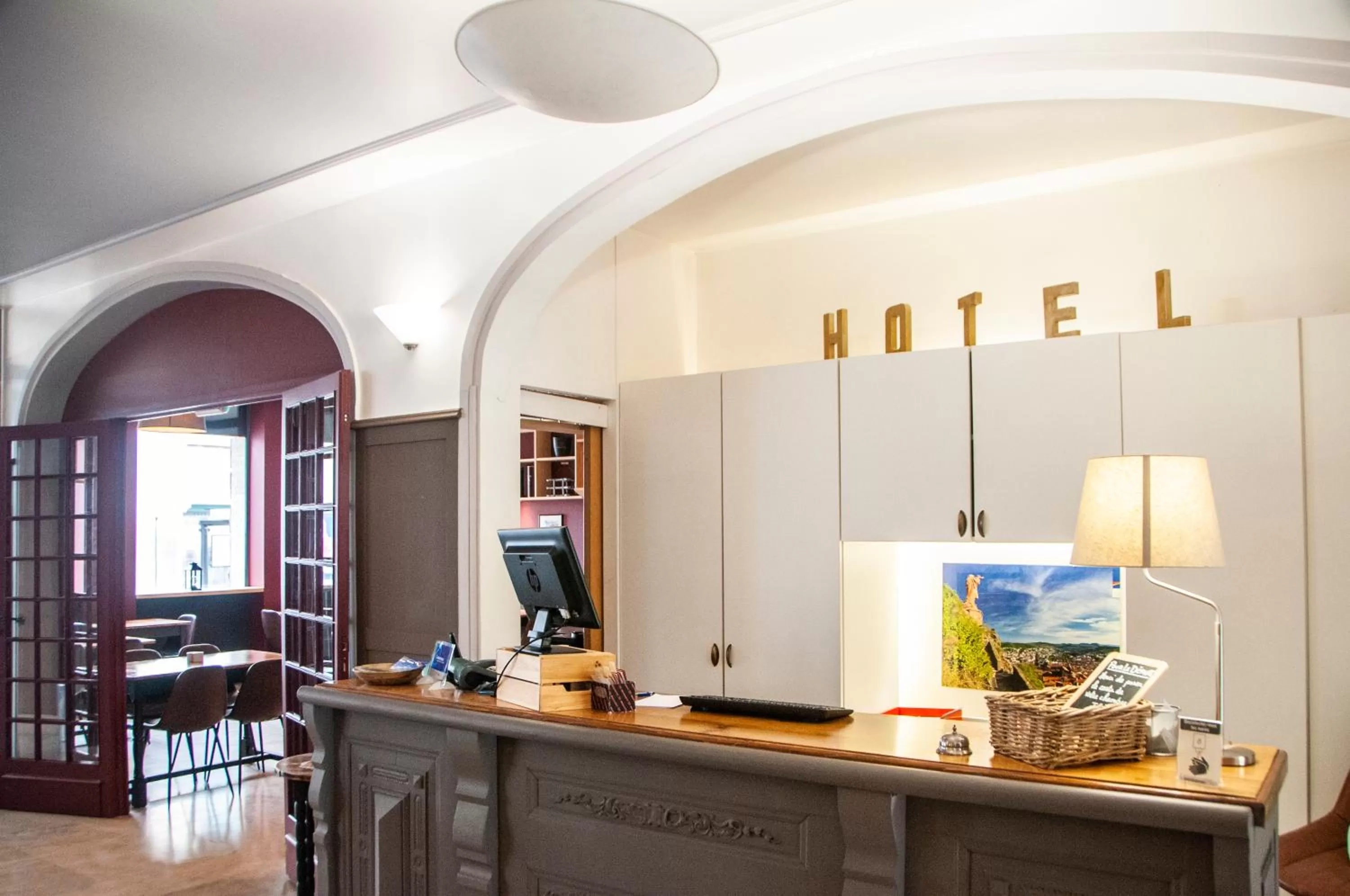 Lobby or reception in The Originals City, Hôtel Bristol, Le Puy-en-Velay