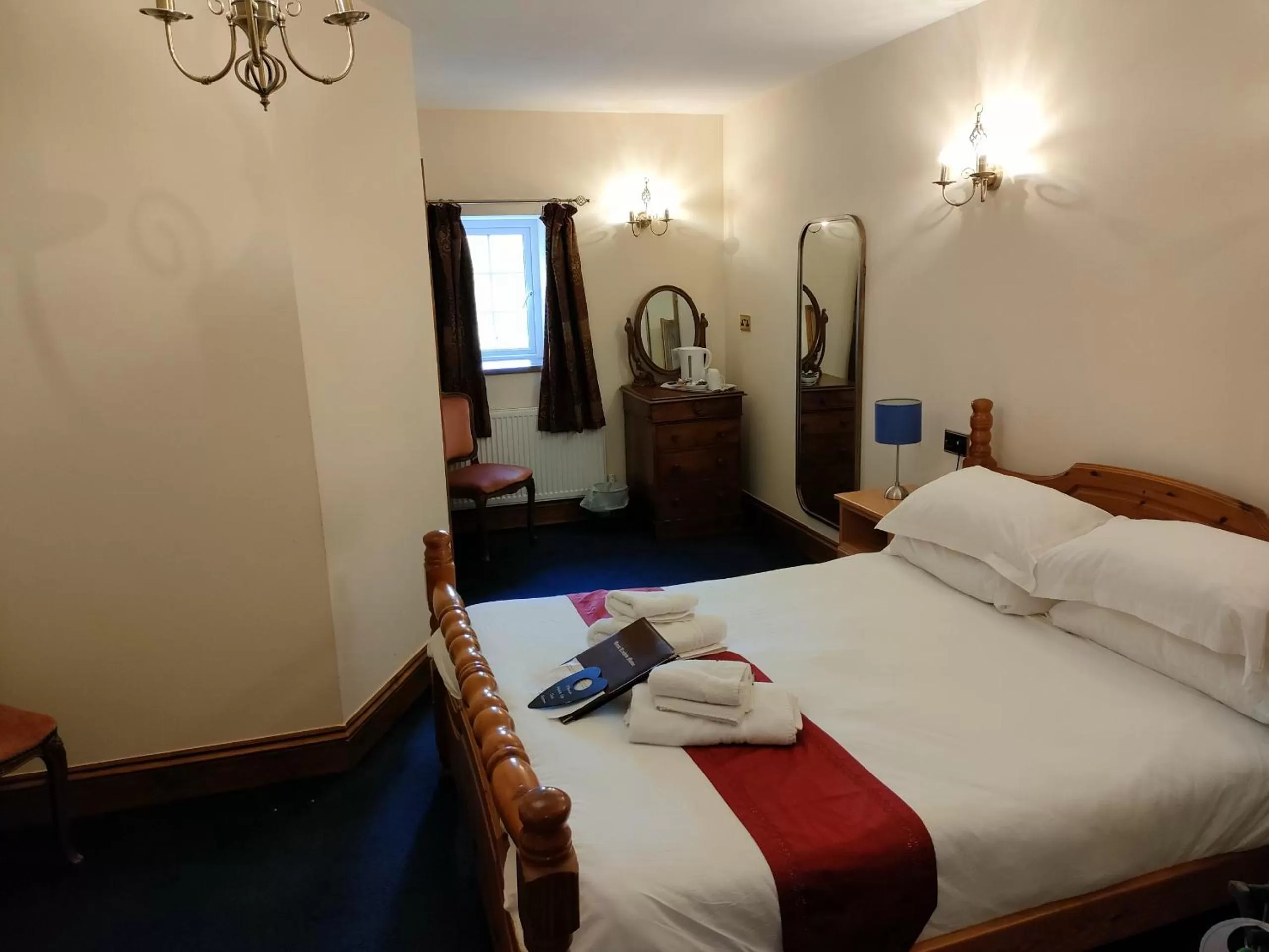 Bedroom, Bed in Great Trethew Hotel - Self Catering Lodges - Bar & Restaurant