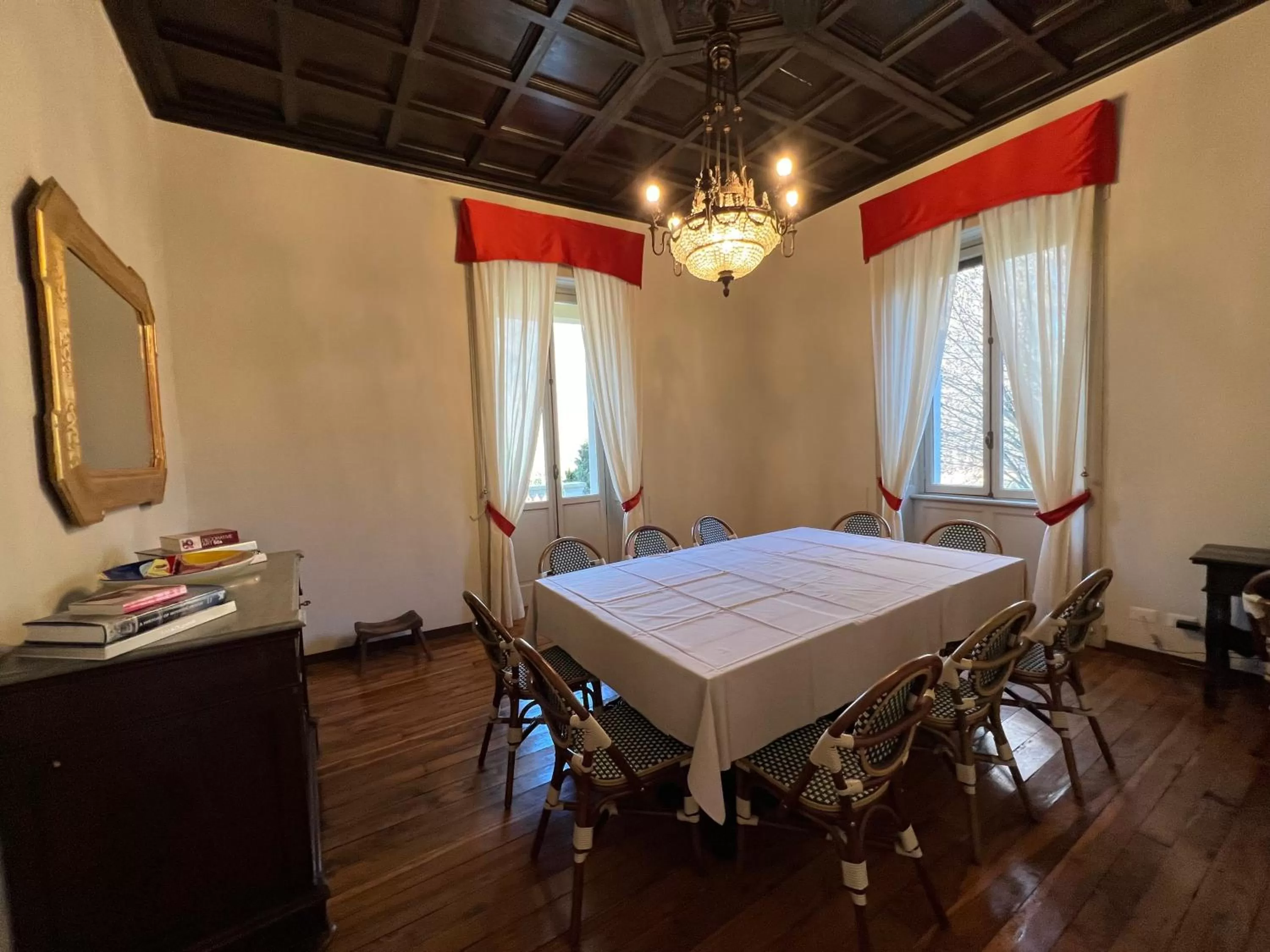 Communal lounge/ TV room in La Villa del Lago