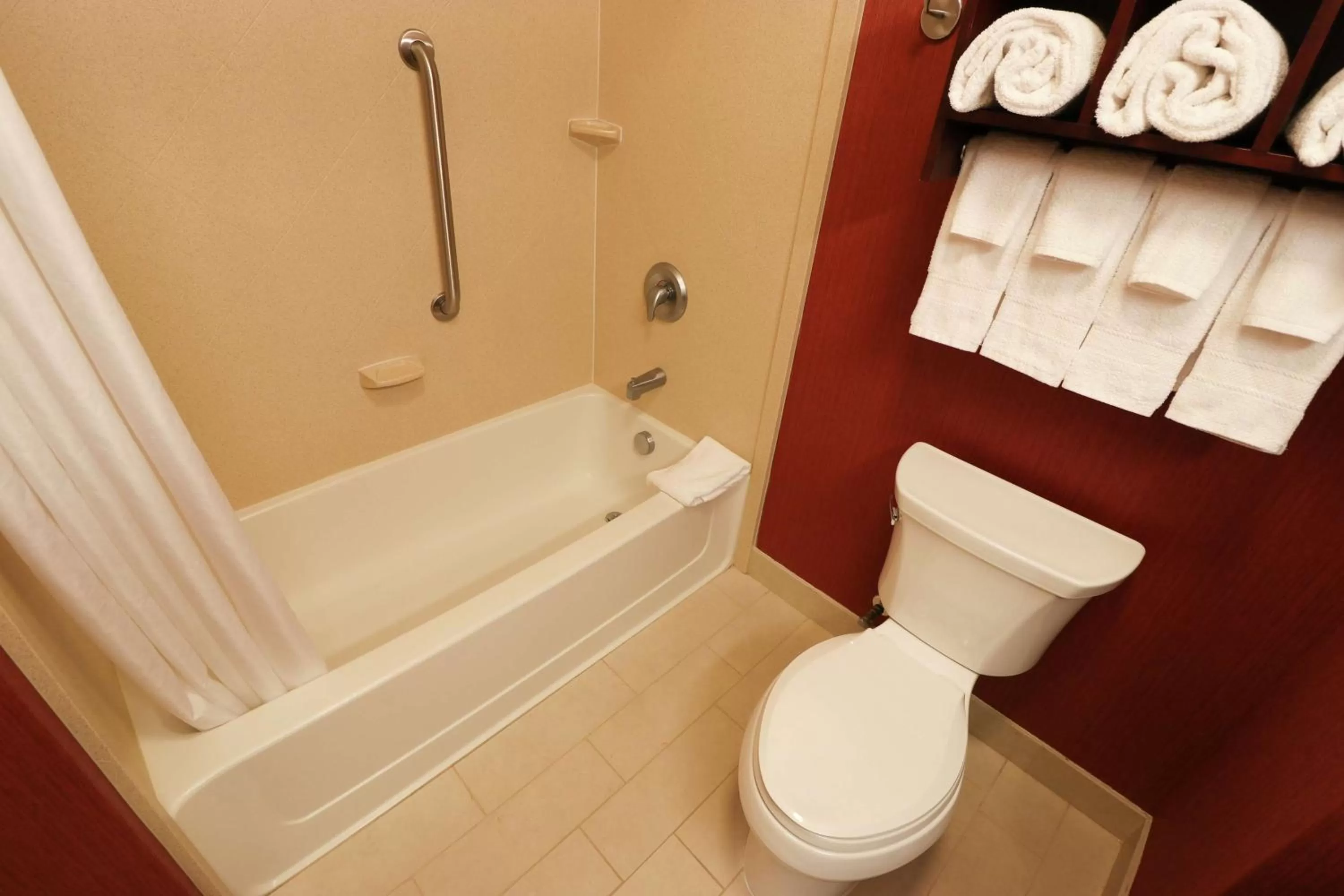 Bathroom in Hampton Inn Lincolnton