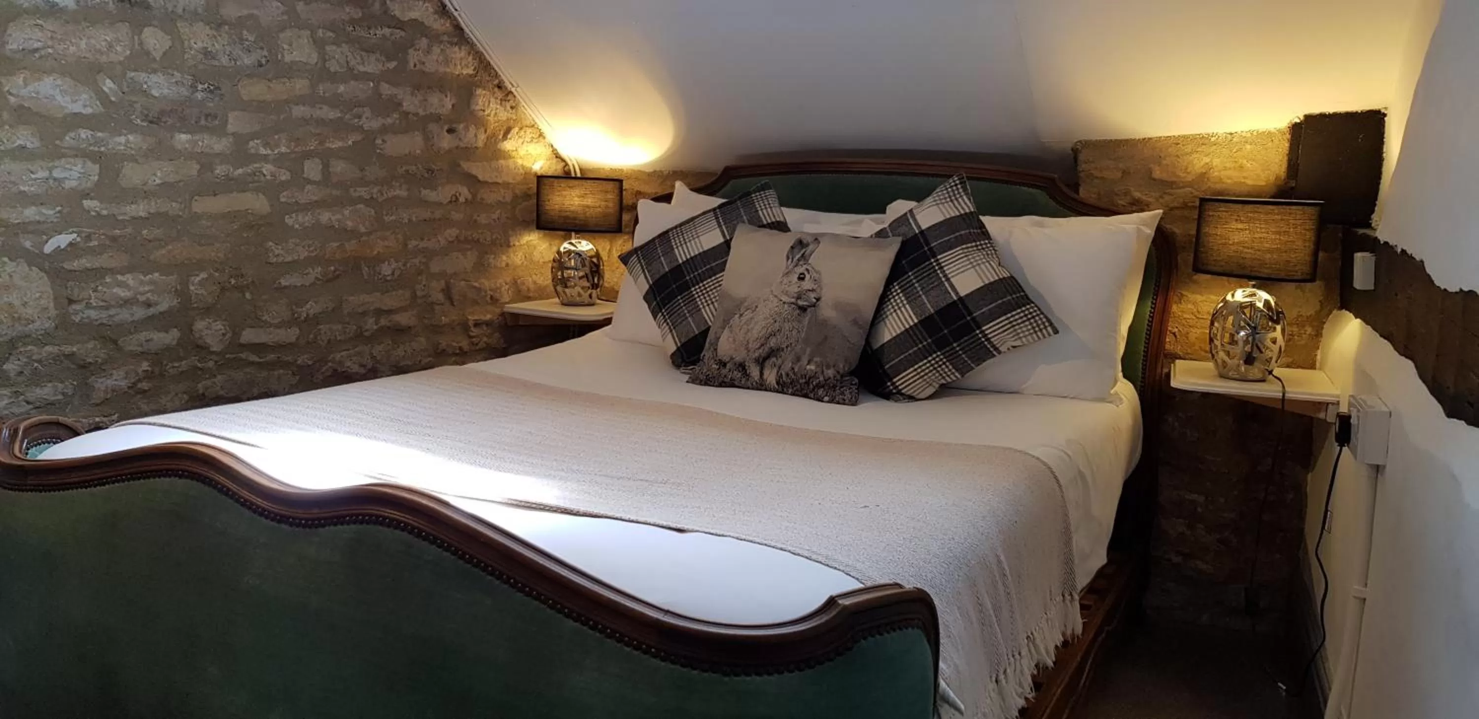 Bedroom, Bed in The Kings Arms Hotel