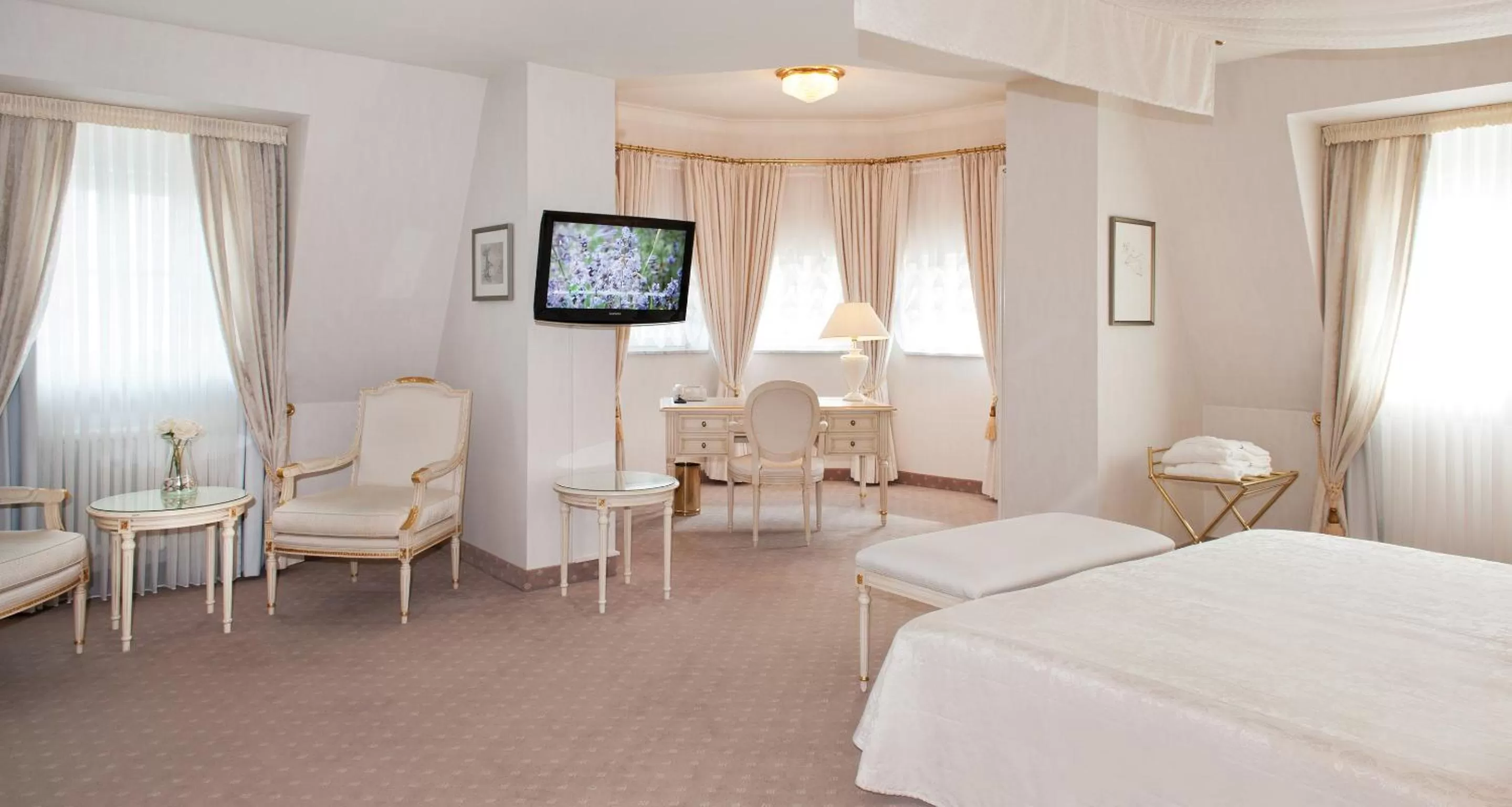 Bed in Victor's Residenz-Hotel Leipzig