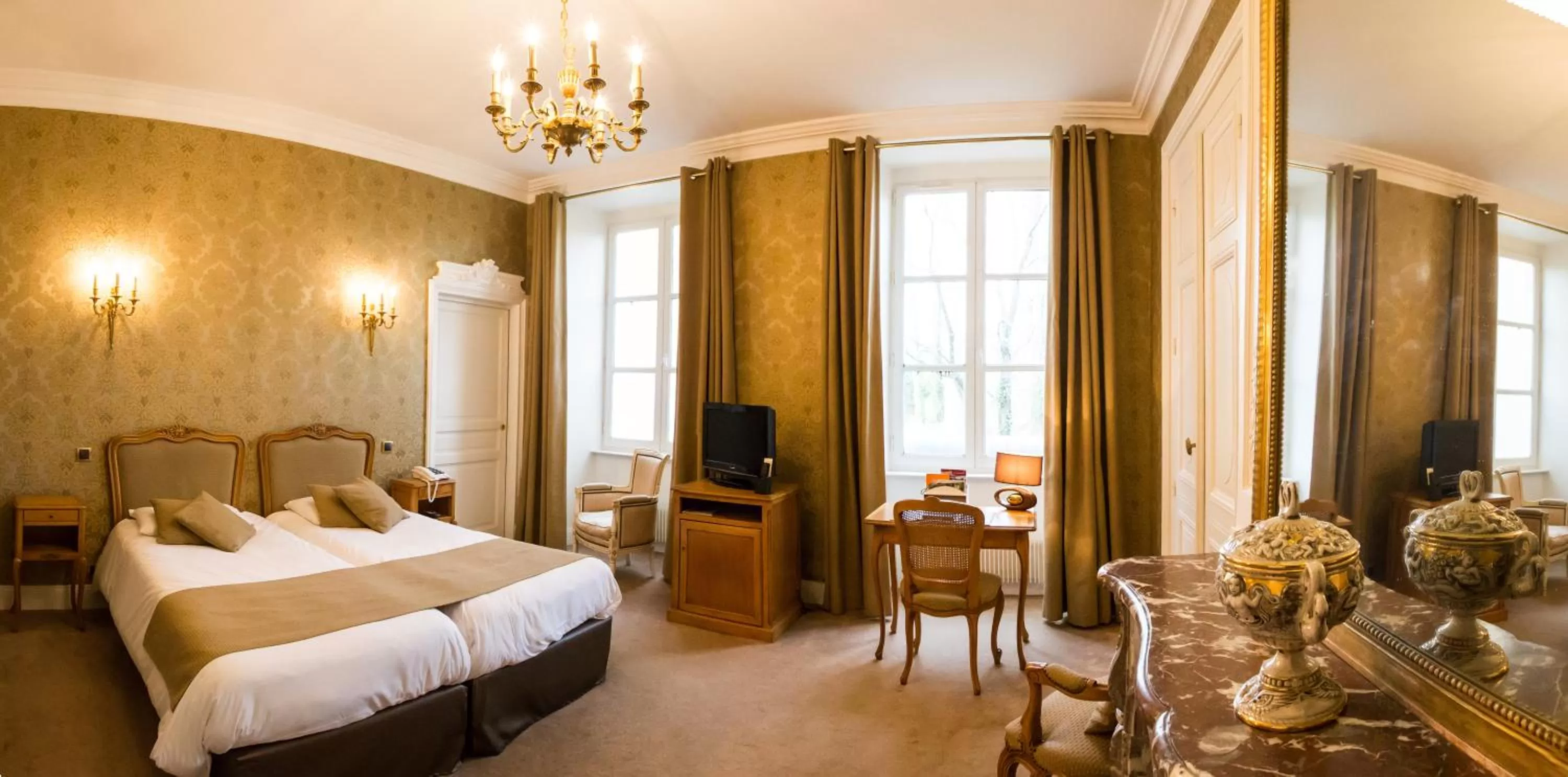 Photo of the whole room, Bed in Château de Bellefontaine - Teritoria