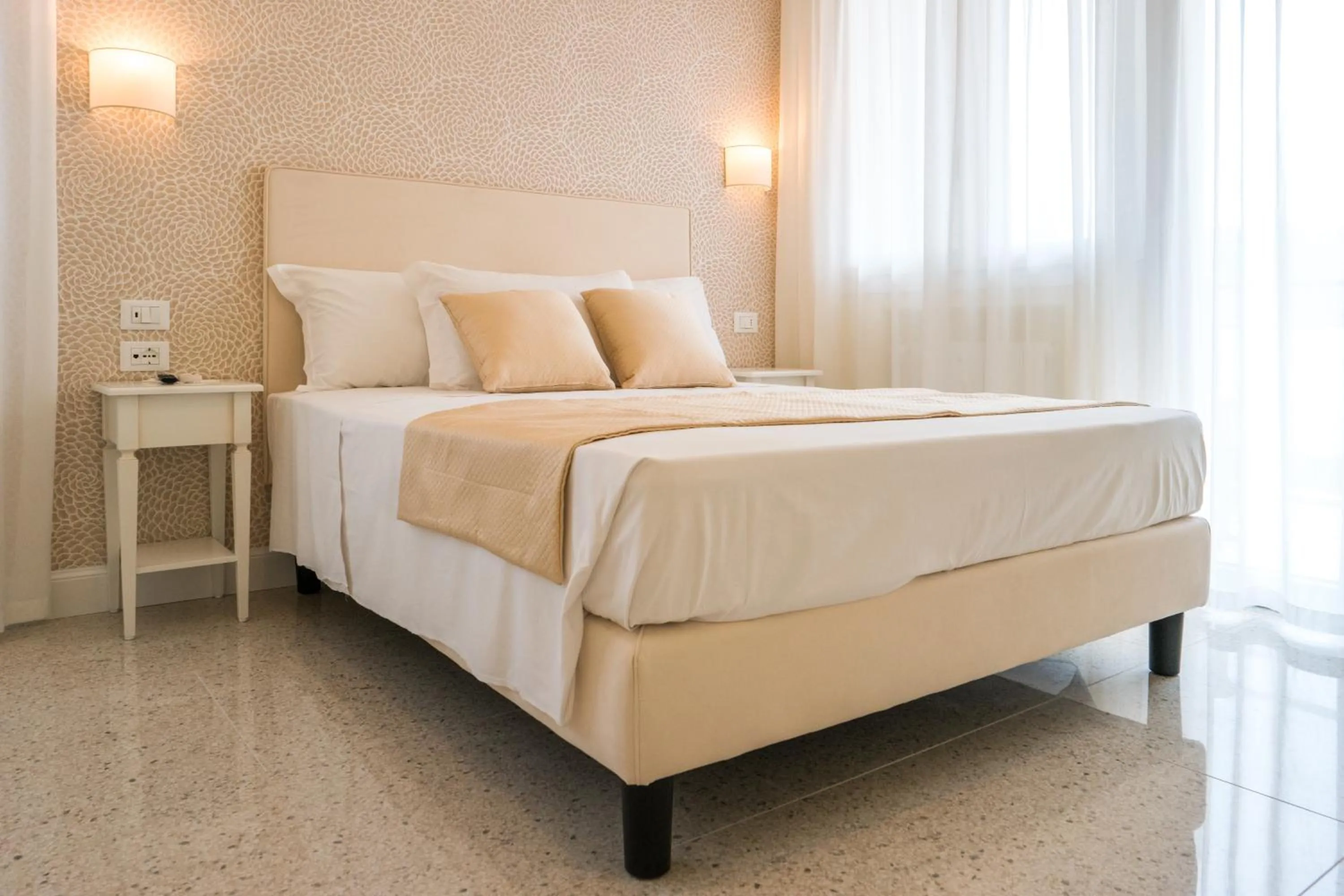 Bedroom, Bed in Guest House Train Station Venice - Atika & Atif