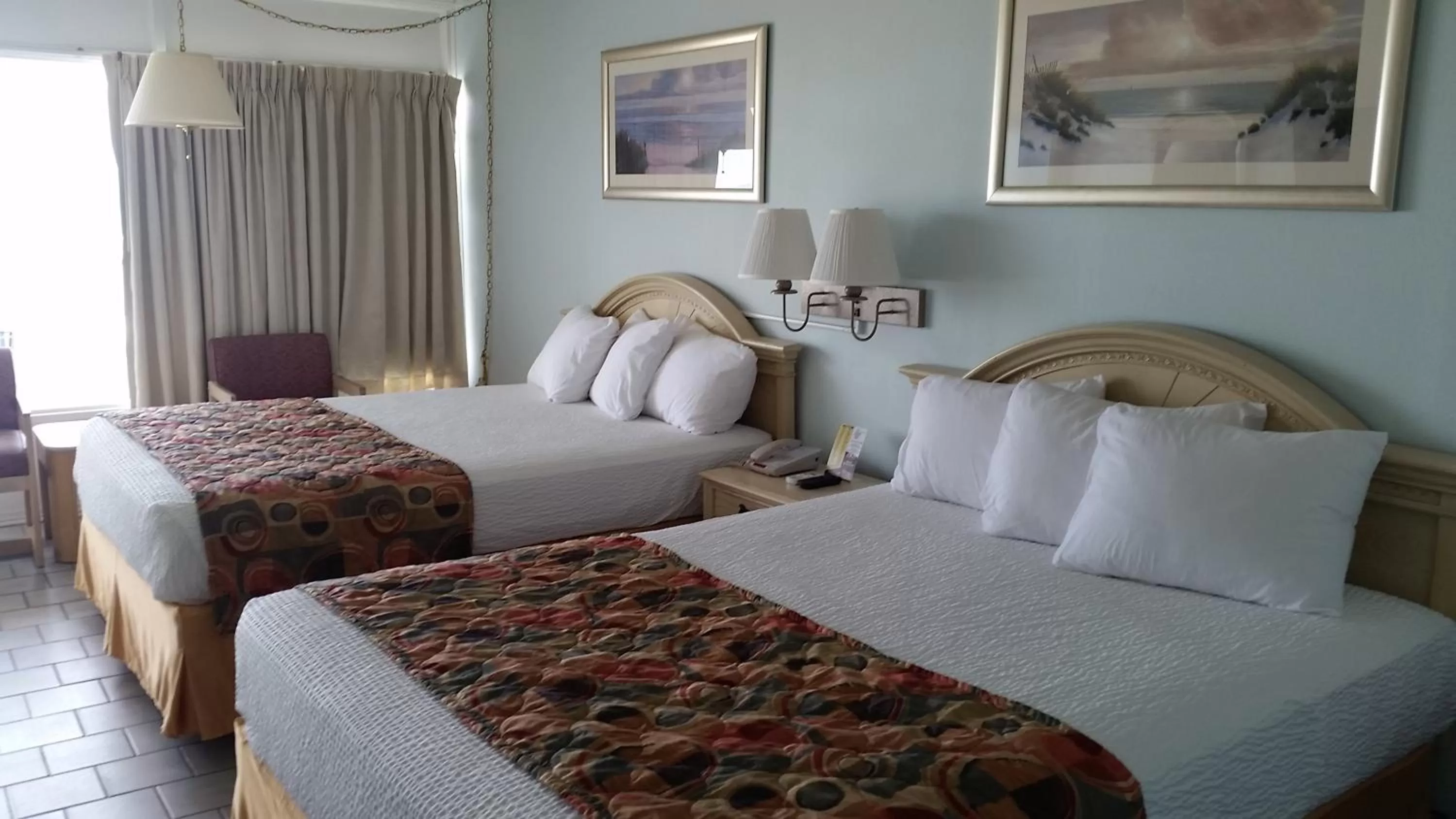 Photo of the whole room, Bed in Vancouver Motel