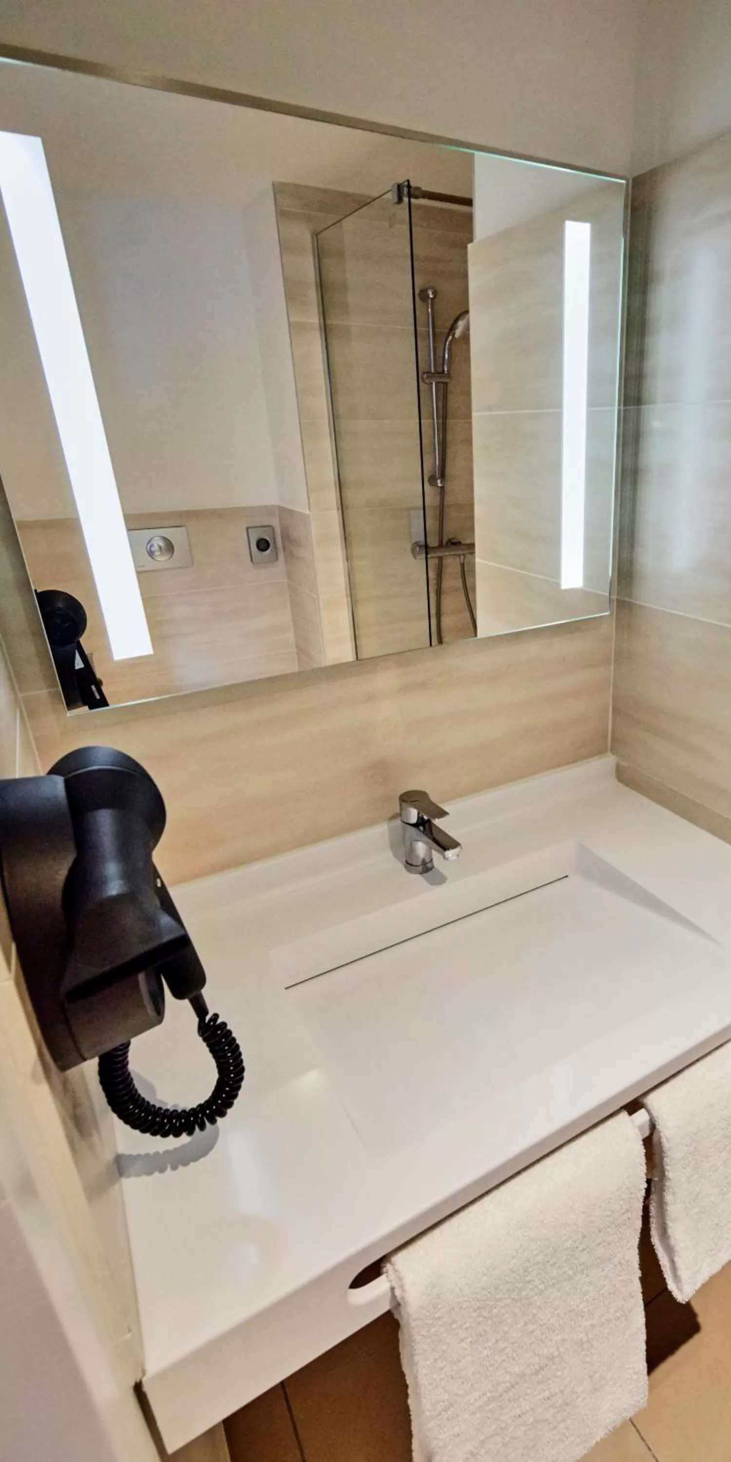 Bathroom in Kyriad Combs-La-Ville - Senart