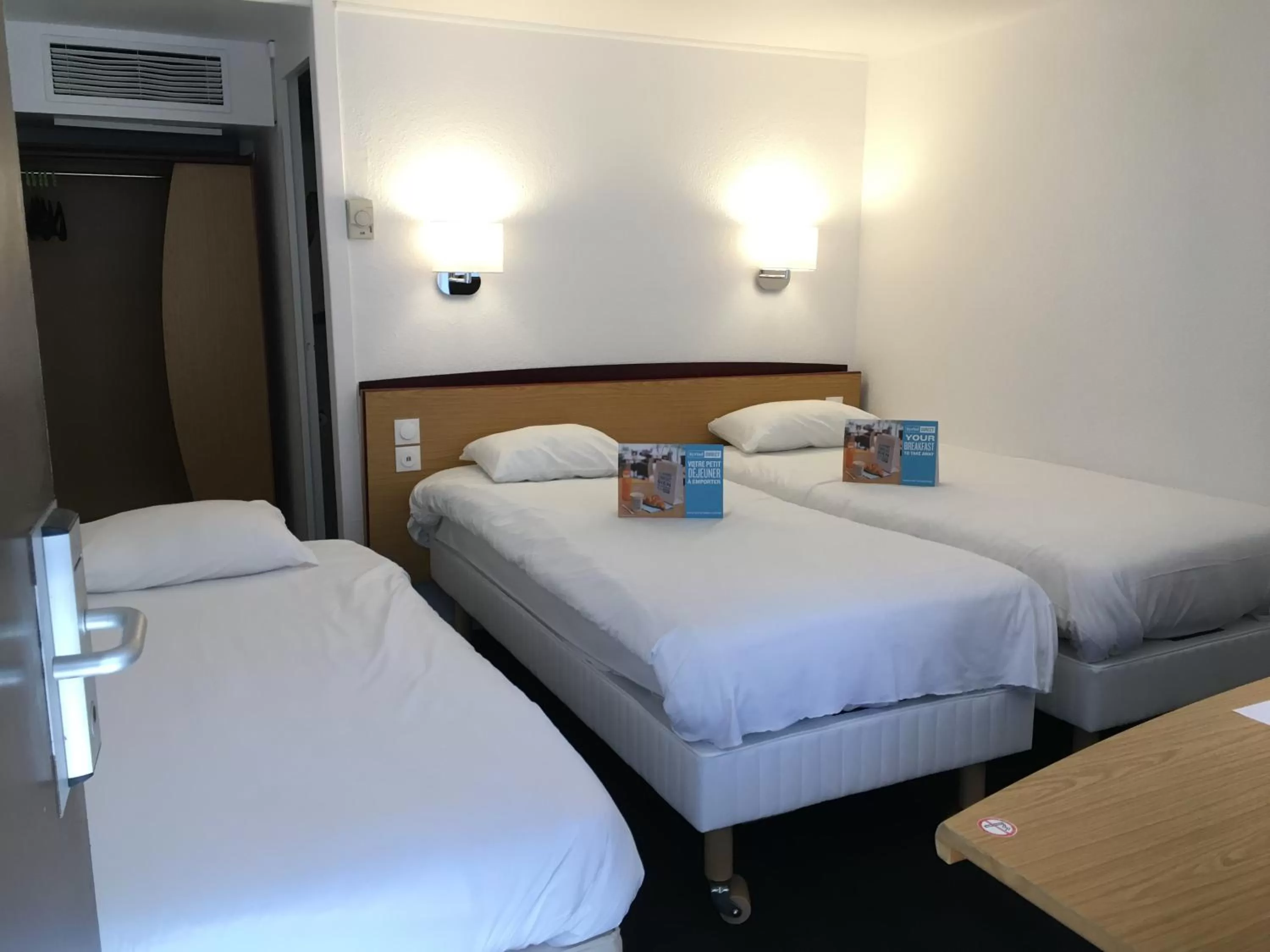 Triple Room with 2 Single Beds and 1 Junior Bed in Kyriad Direct Marseille Ouest - Martigues