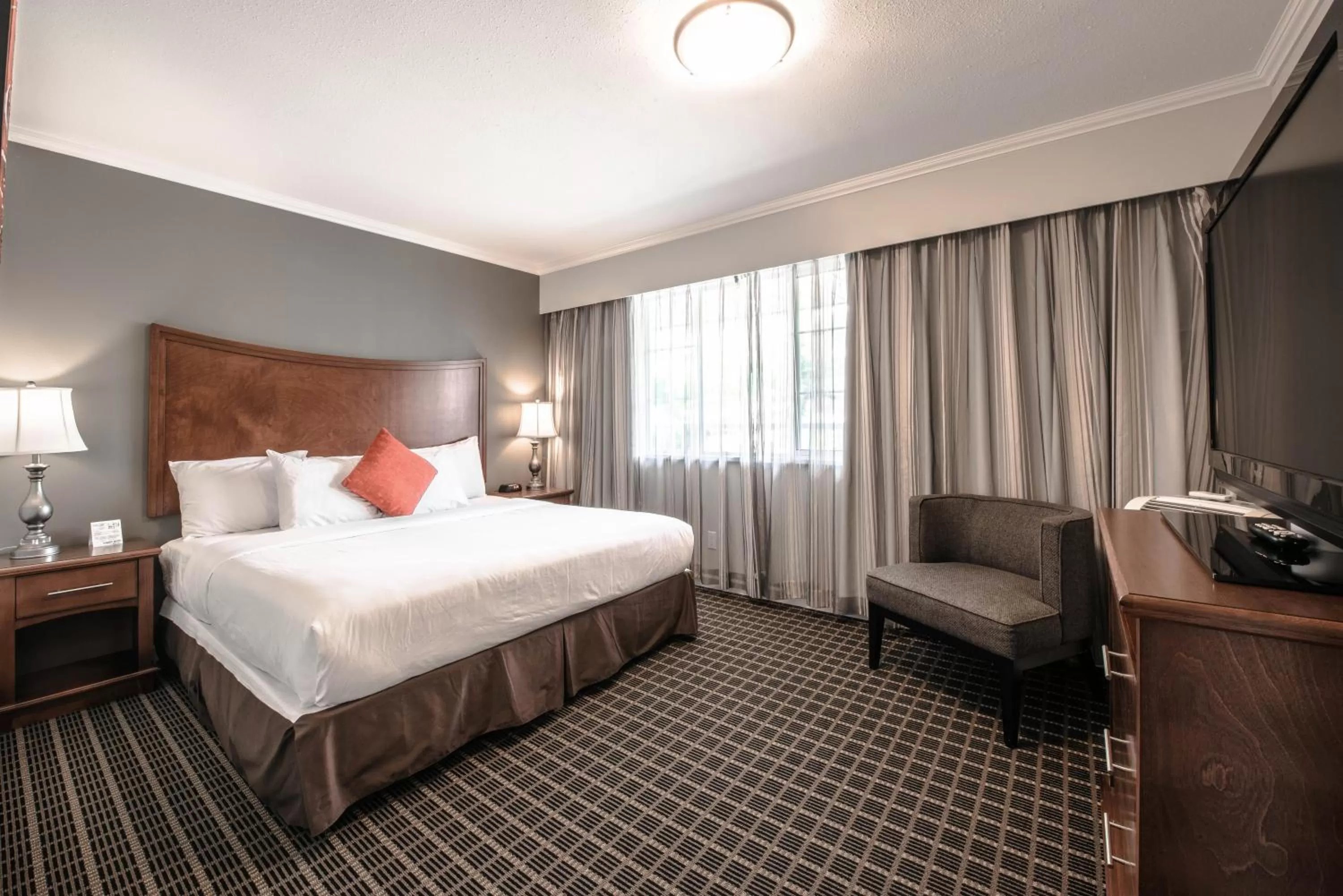 Bed in Gibsons Garden Hotel