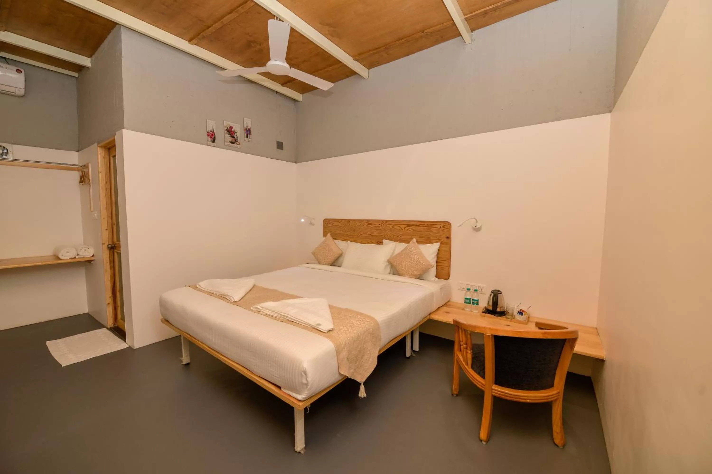 Photo of the whole room, Bed in Shine Residency