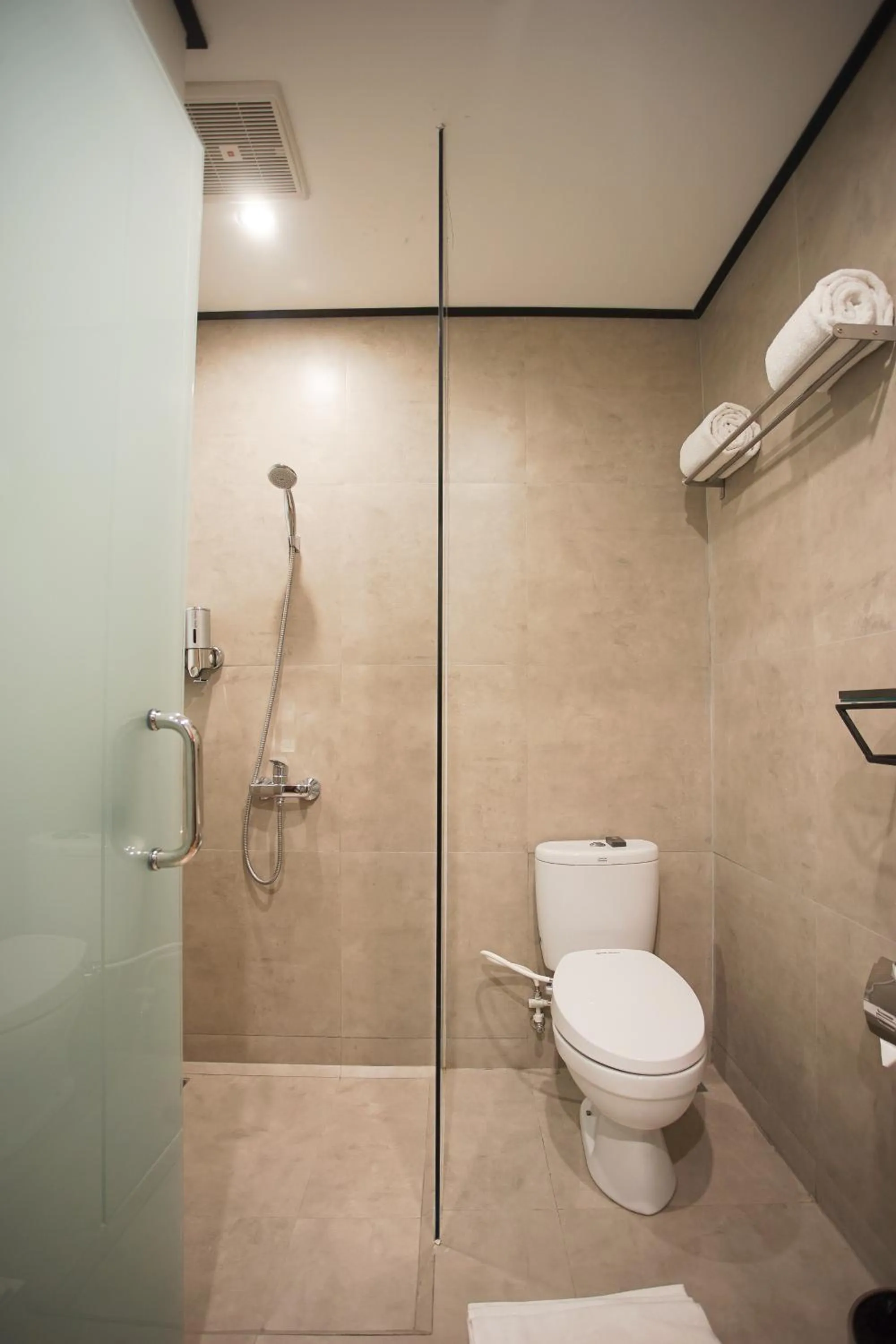 Toilet in Allstay Ecotel Yogyakarta