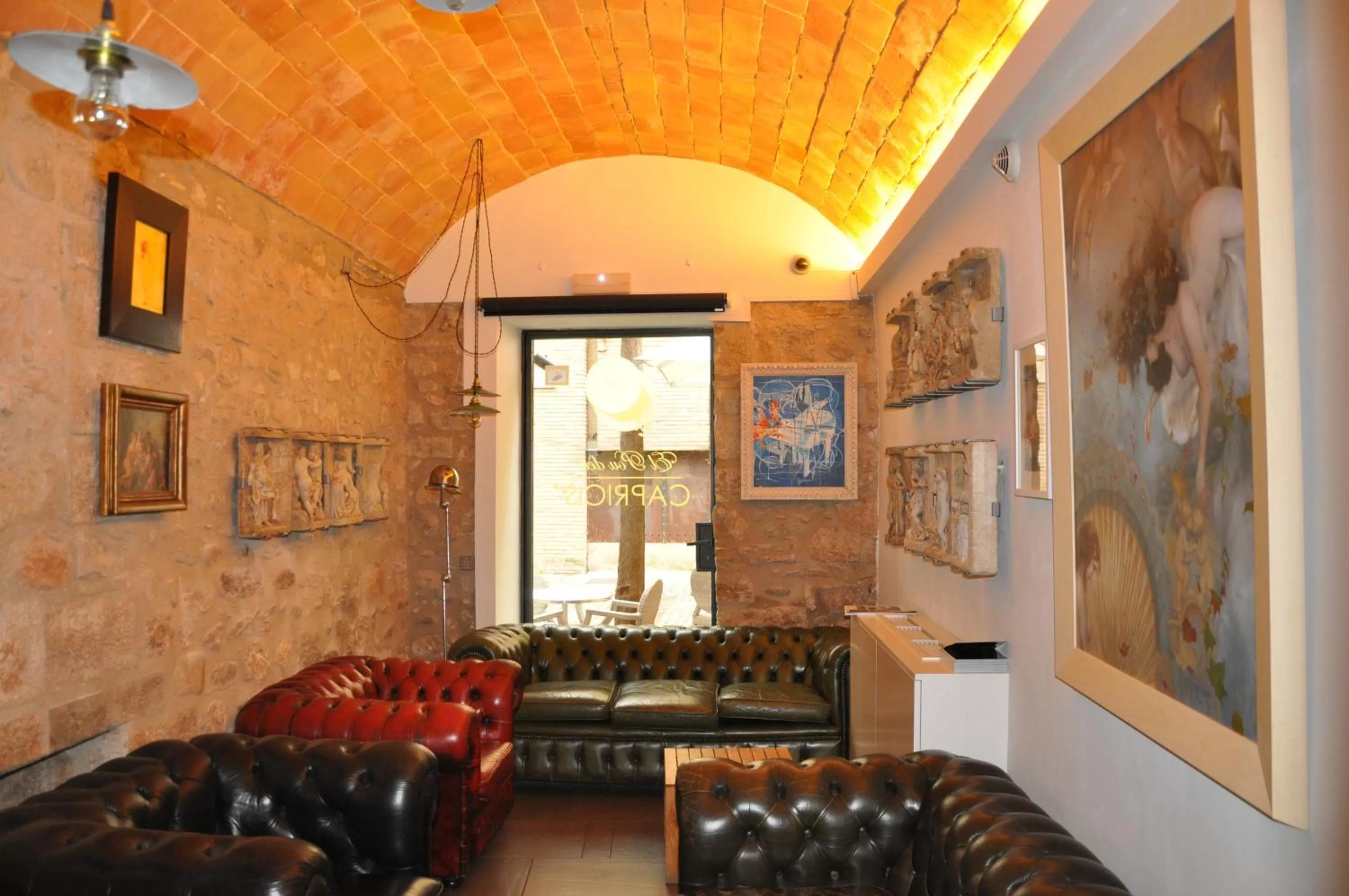 Communal lounge/ TV room in Hotel Museu Llegendes de Girona