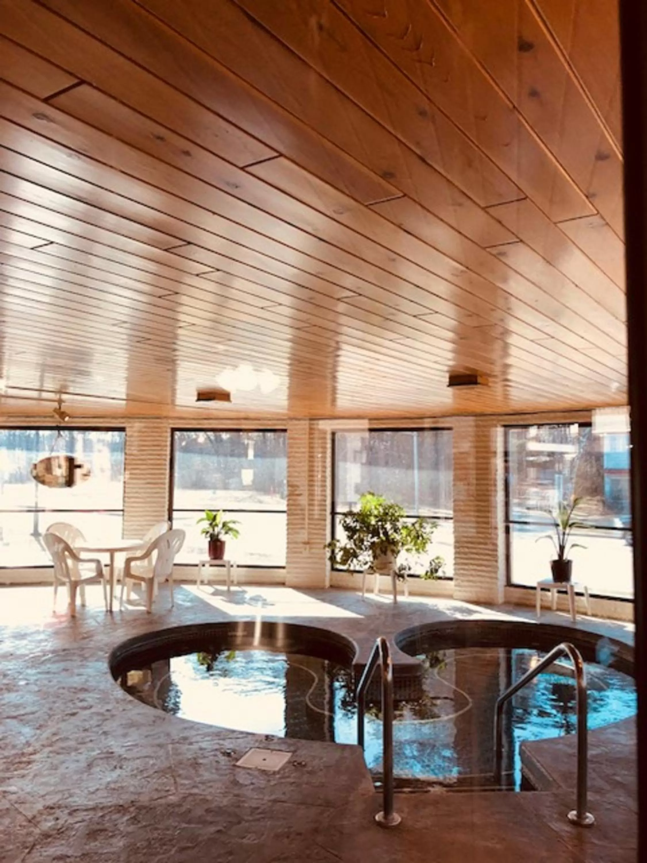 Hot Tub in Amber's Inn and Suites