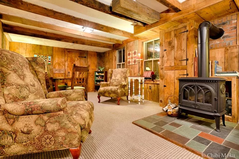 Library in Follansbee Inn