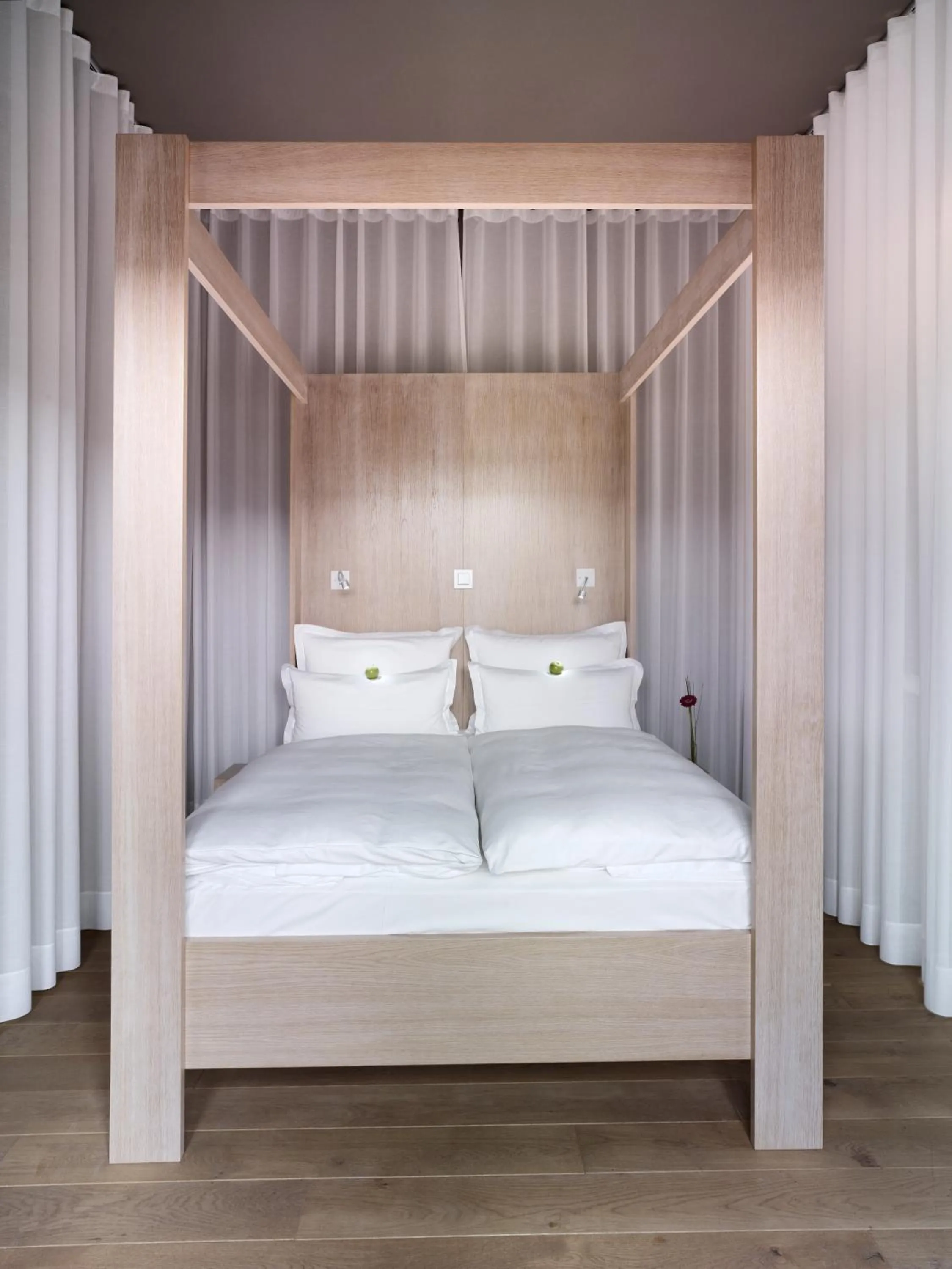 Photo of the whole room, Bed in The New Yorker Hotel Köln-Messe