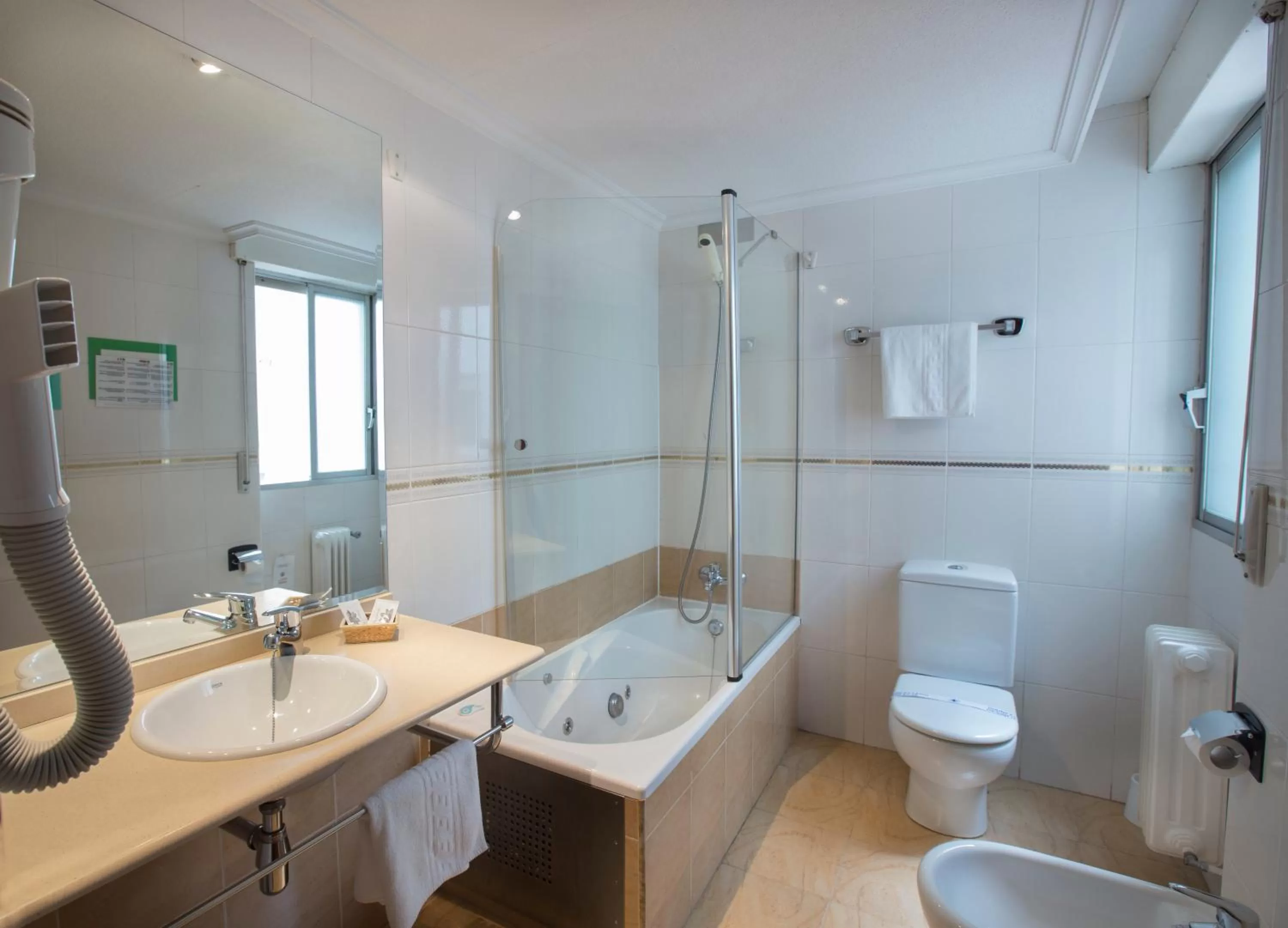 Bathroom in Hotel Reyes Catolicos