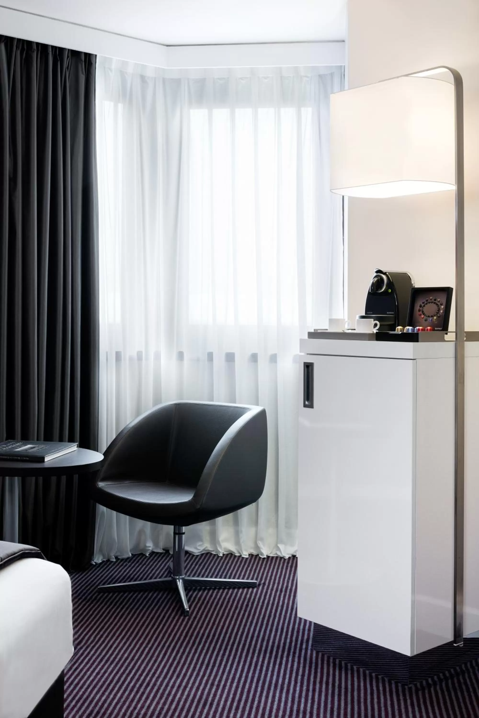 Coffee/tea facilities, Seating Area in Mercure Reims Centre Cathédrale