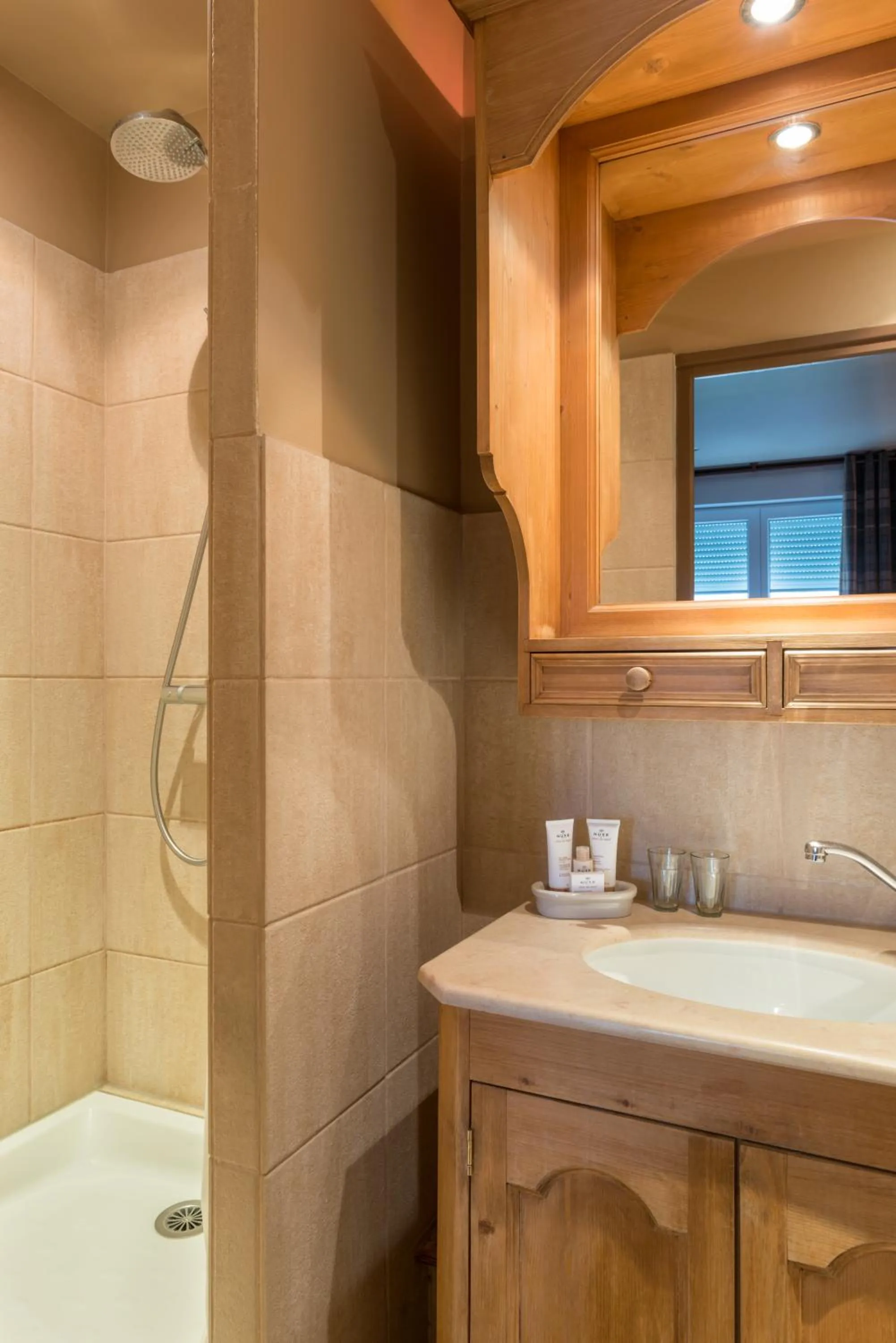 Shower in Hôtel Spa Vent d'Ouest