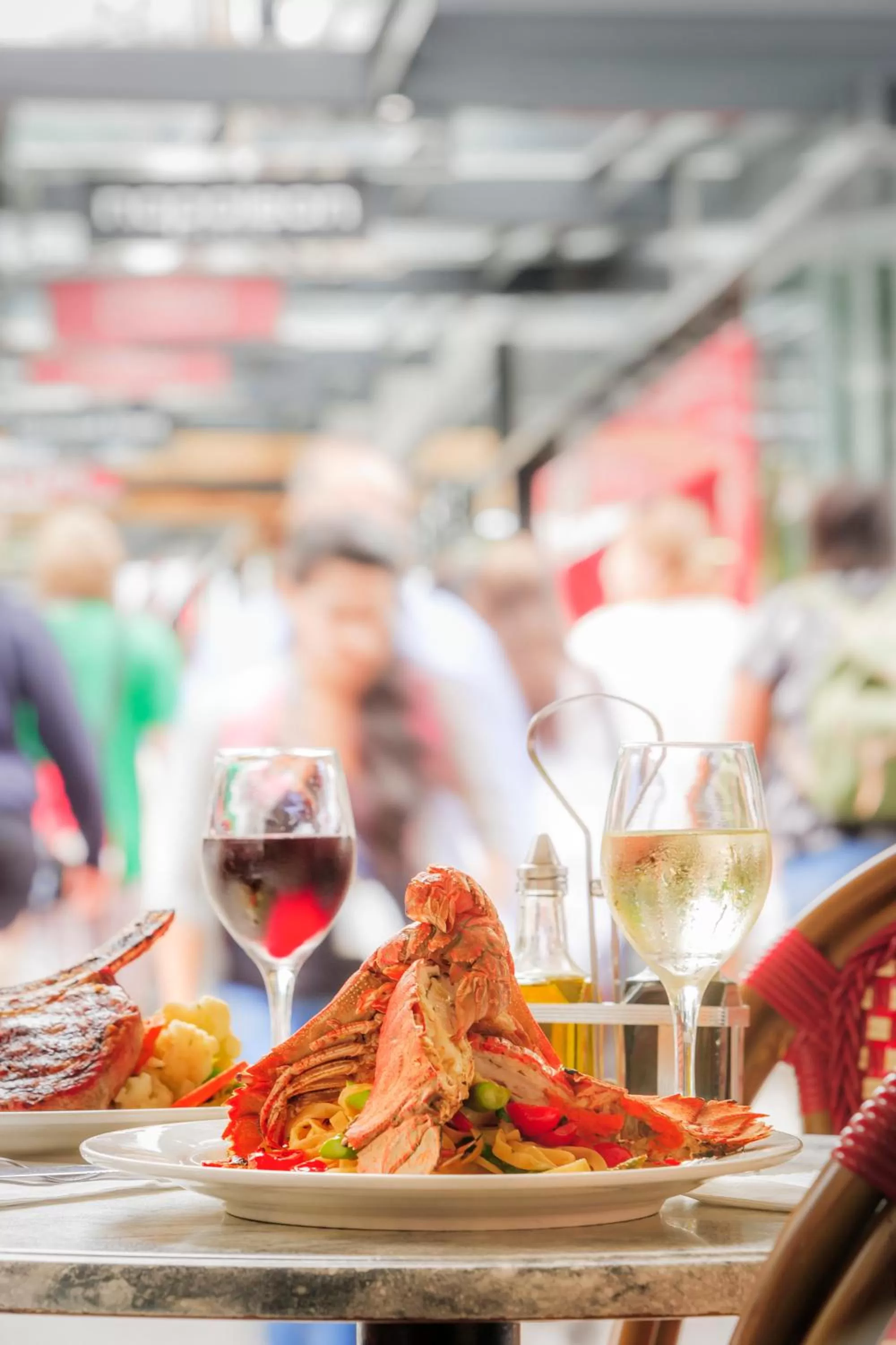 Food and drinks in Royal Albert Hotel