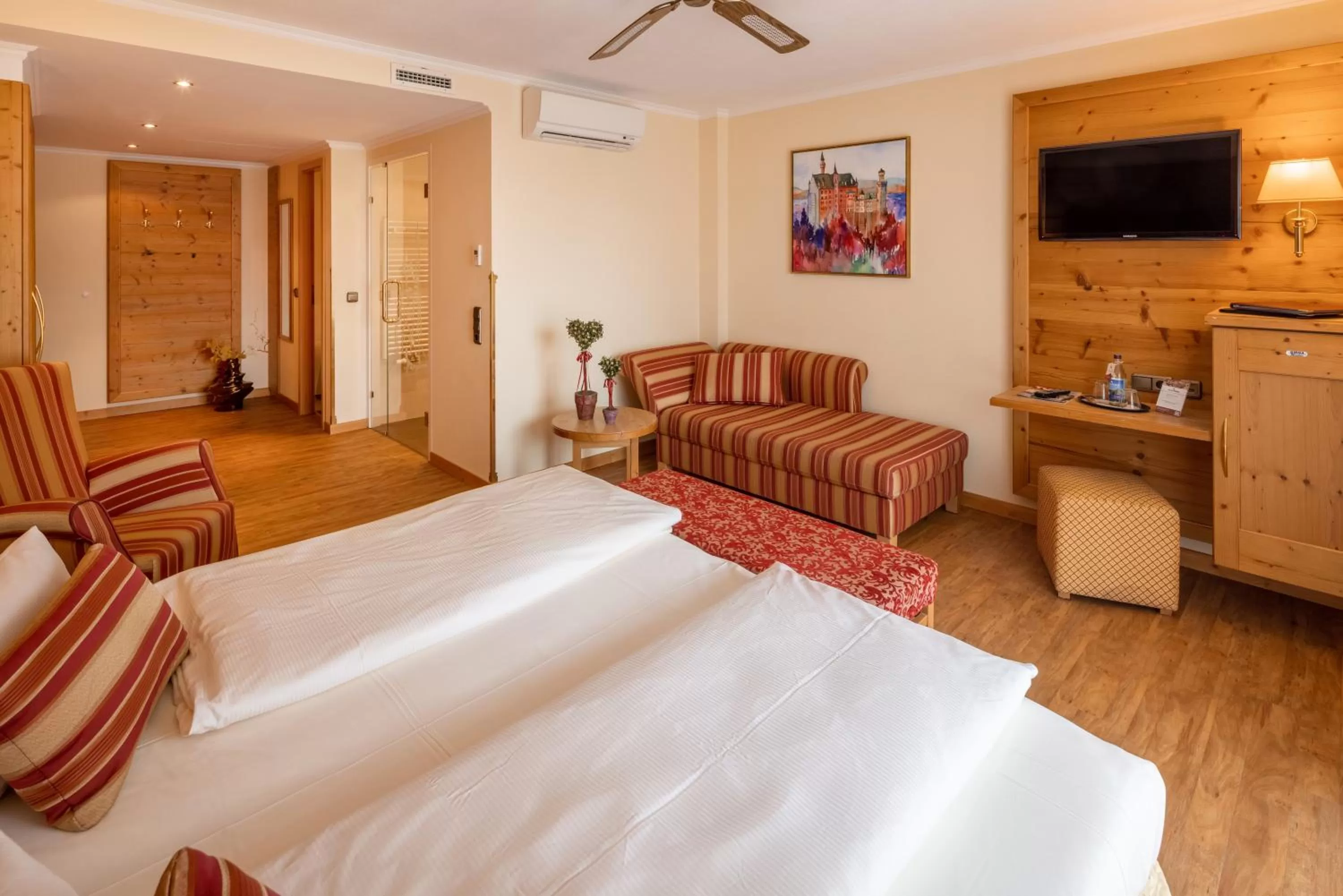 Photo of the whole room, Bed in Hotel Schlosskrone