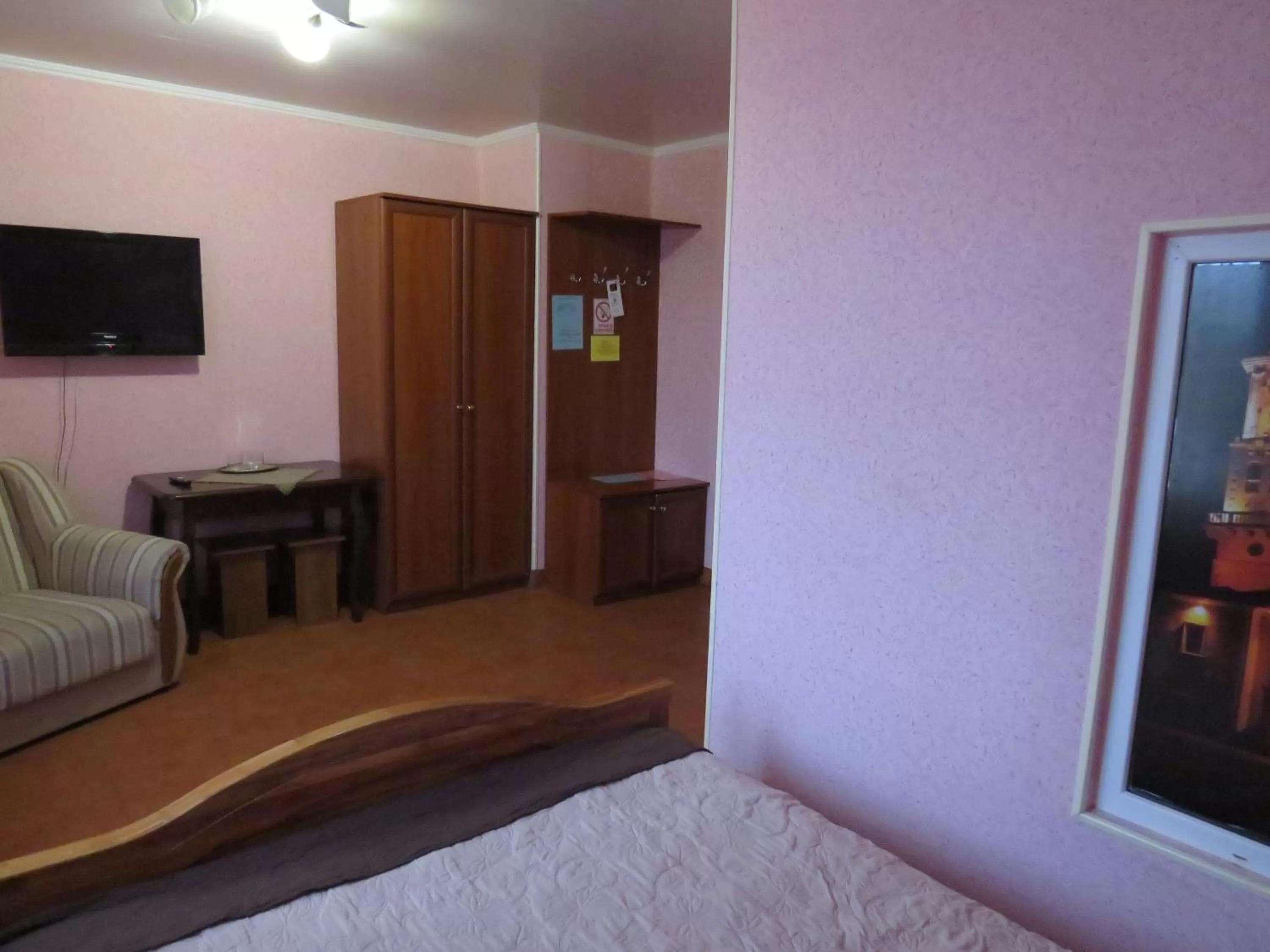 TV/Entertainment Center in Monte-Kristo Hotel