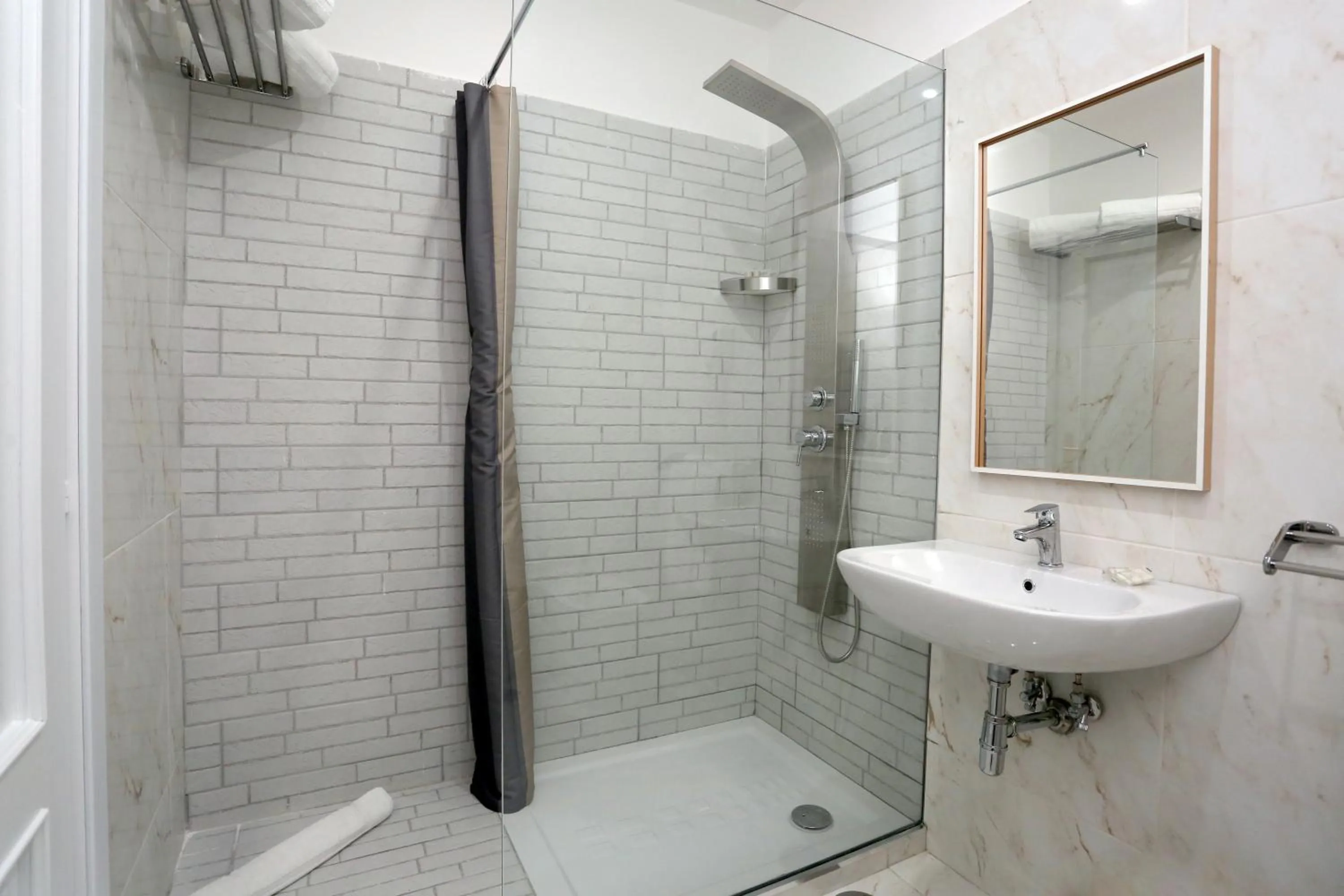 Shower in Hotel Vergilius Billia