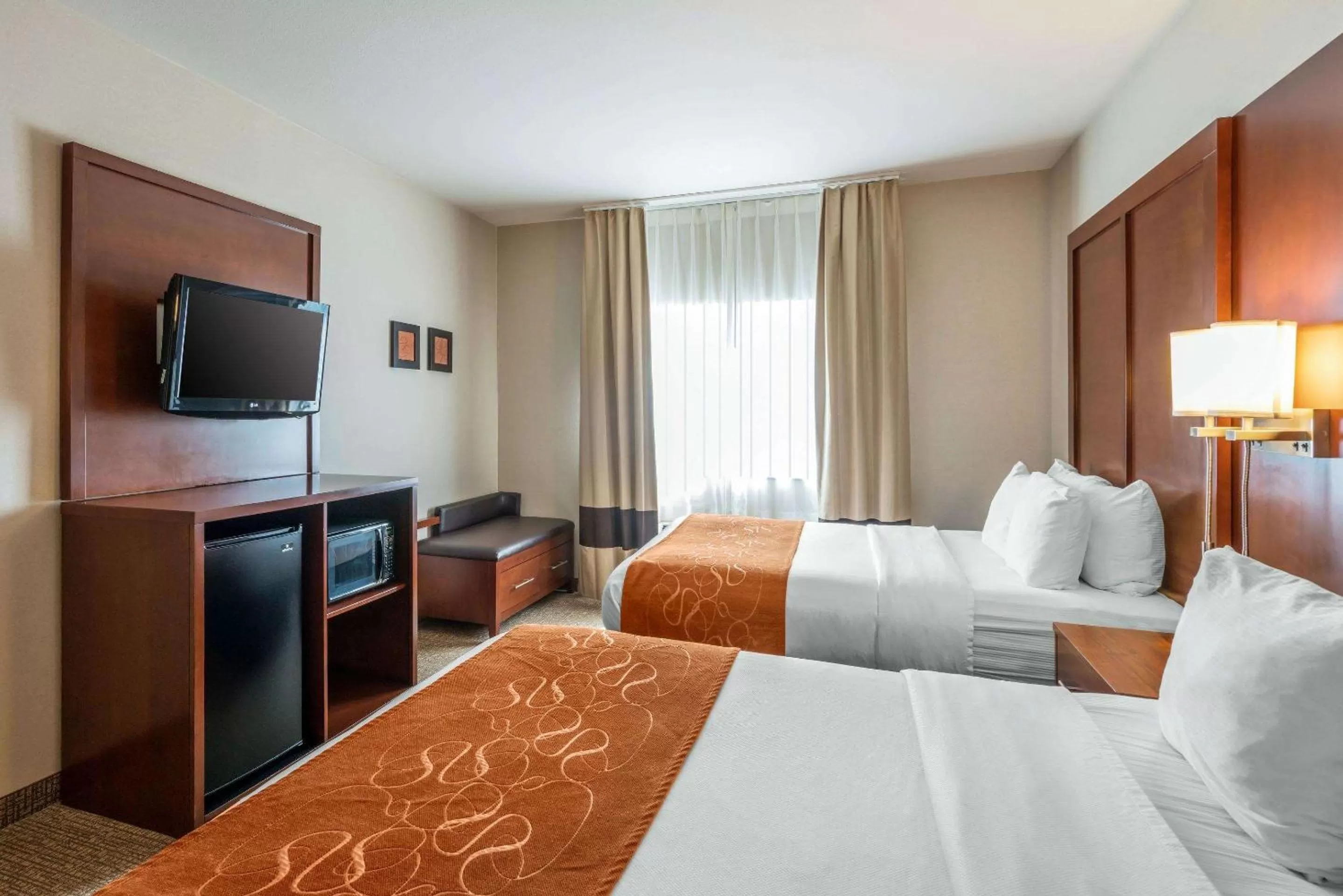 Photo of the whole room, Bed in Comfort Suites Yakima