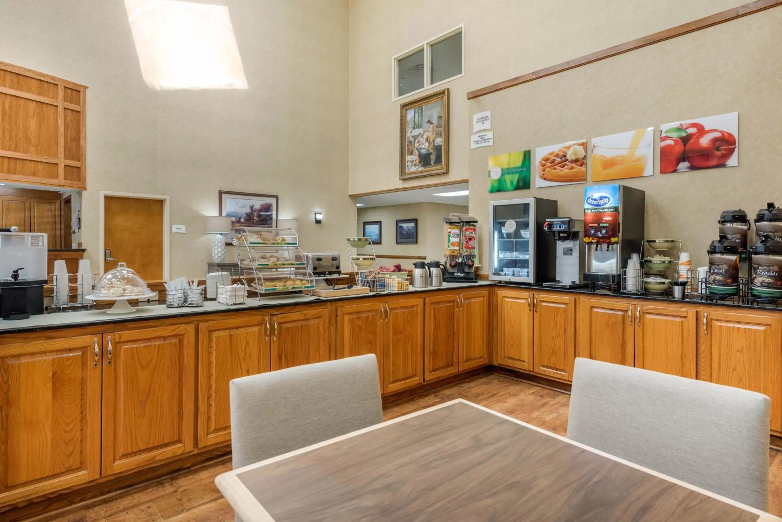 Restaurant/Places to Eat in Quality Inn Louisville