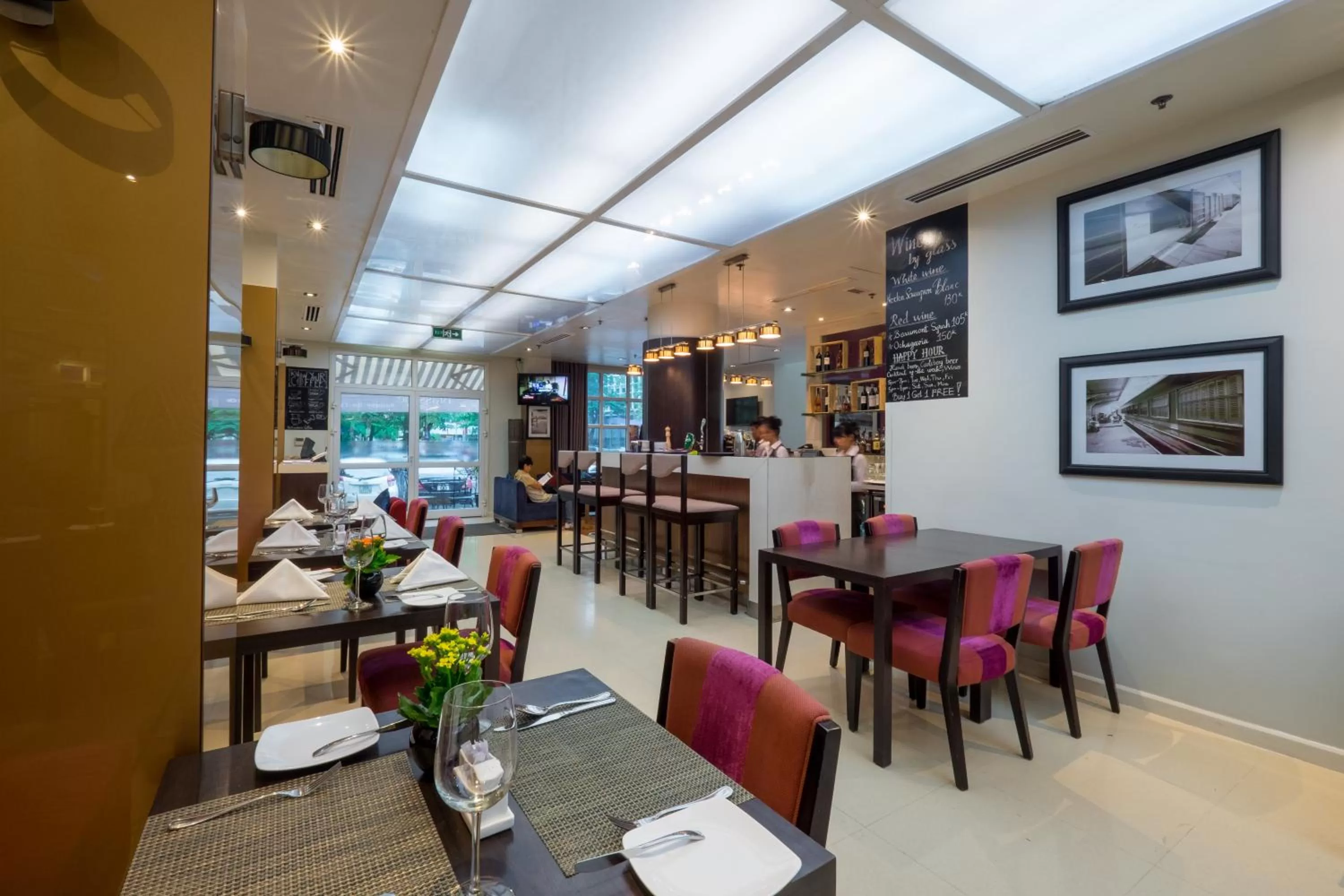 Restaurant/places to eat in Mercure Hanoi La Gare Hotel