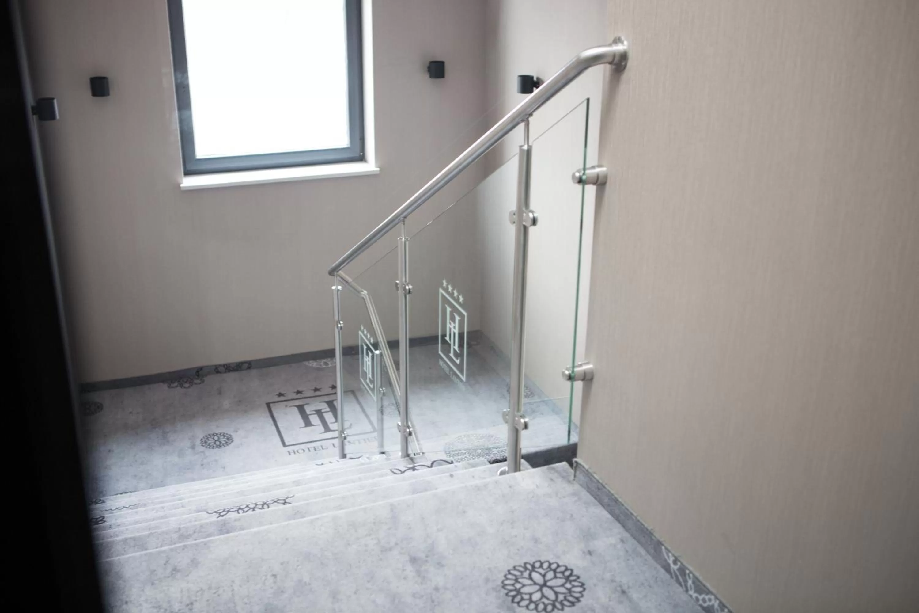 Area and facilities in Hotel Lantier & Swimming Pool Zone