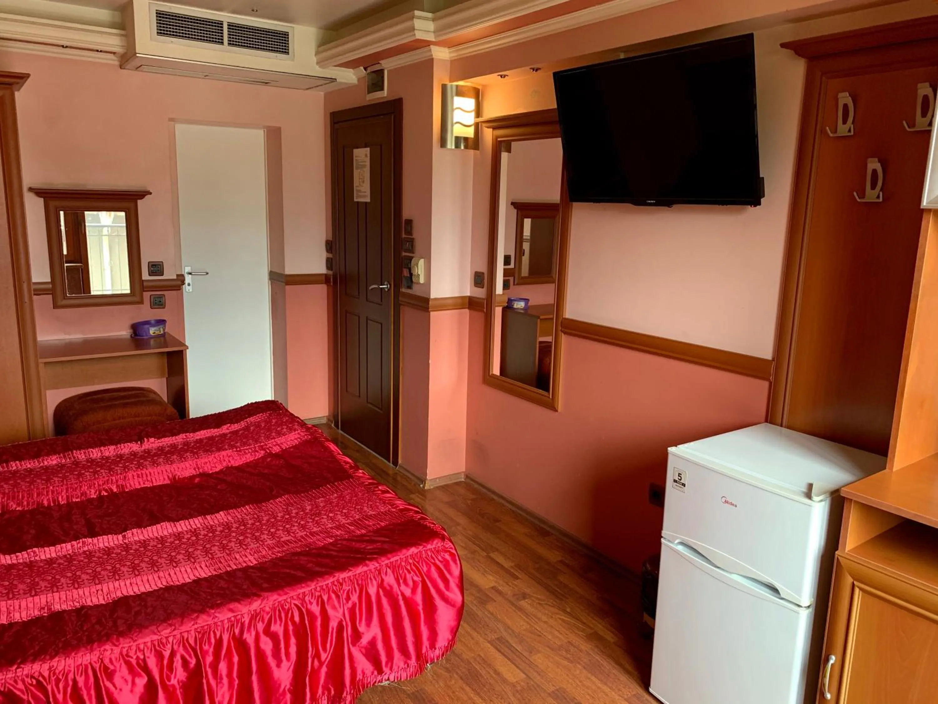 TV and multimedia, Bed in California Hotel