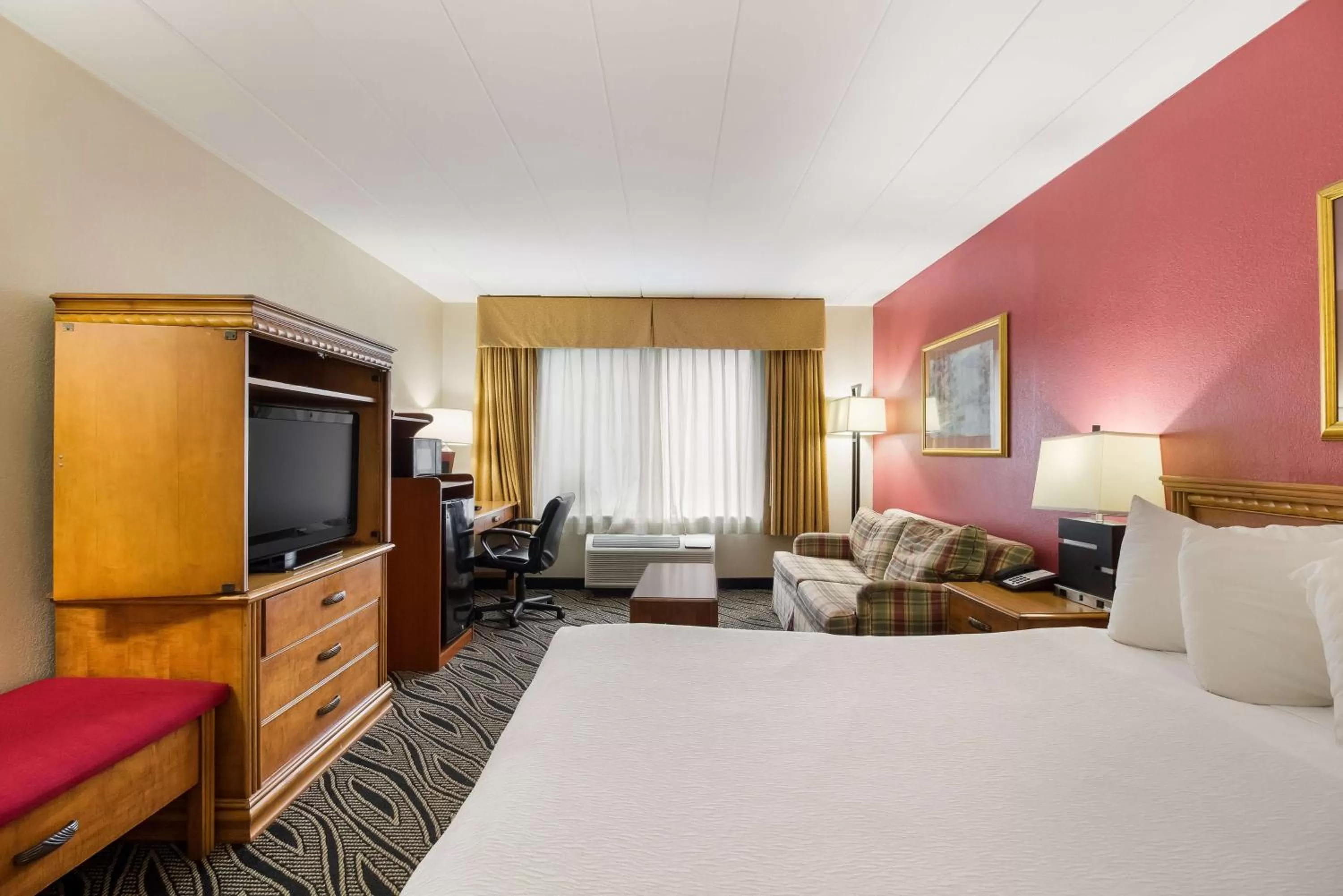 Bedroom, Bed in Best Western Braddock Inn