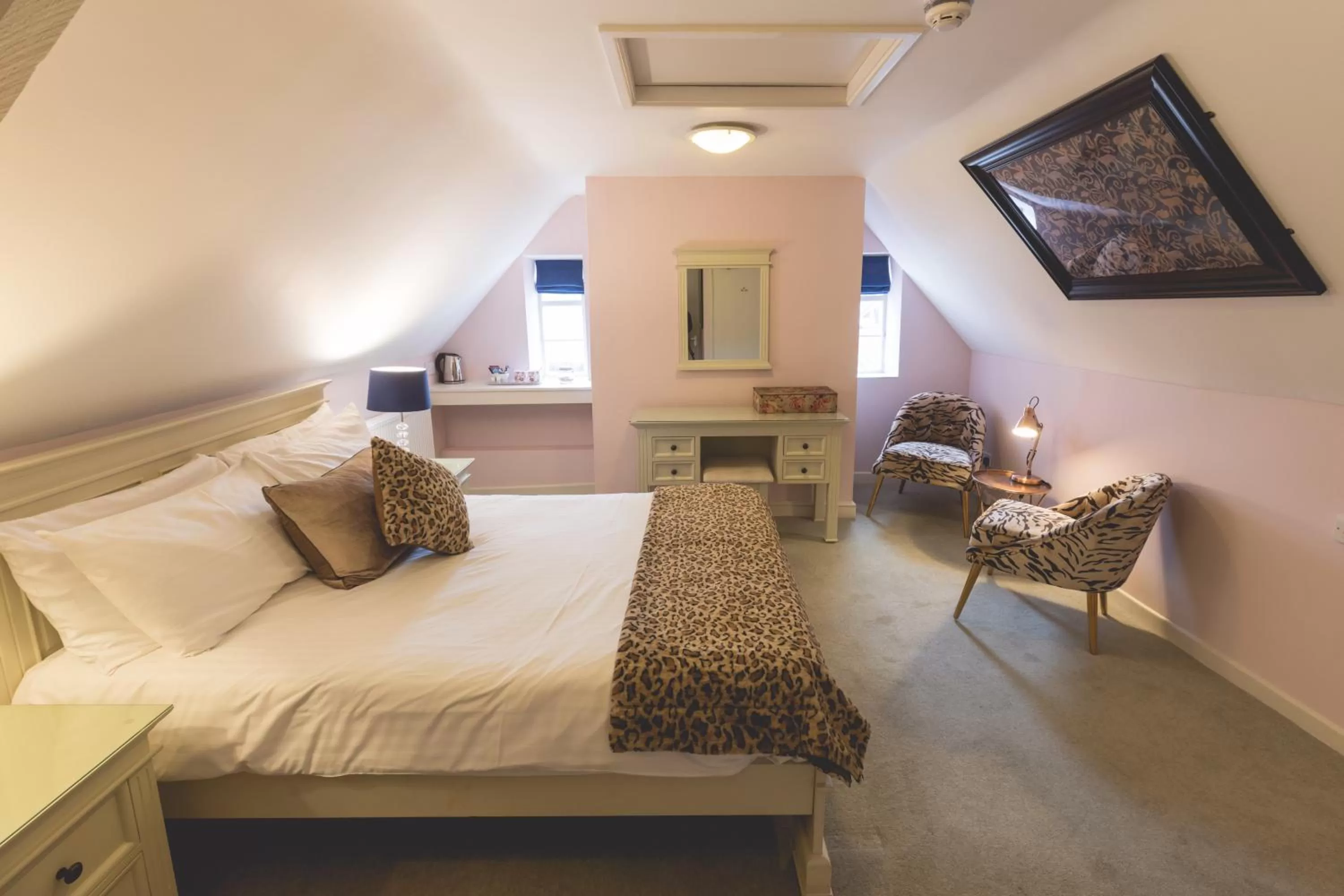 Shower, Bed in The Old Vicarage Hotel & Restaurant