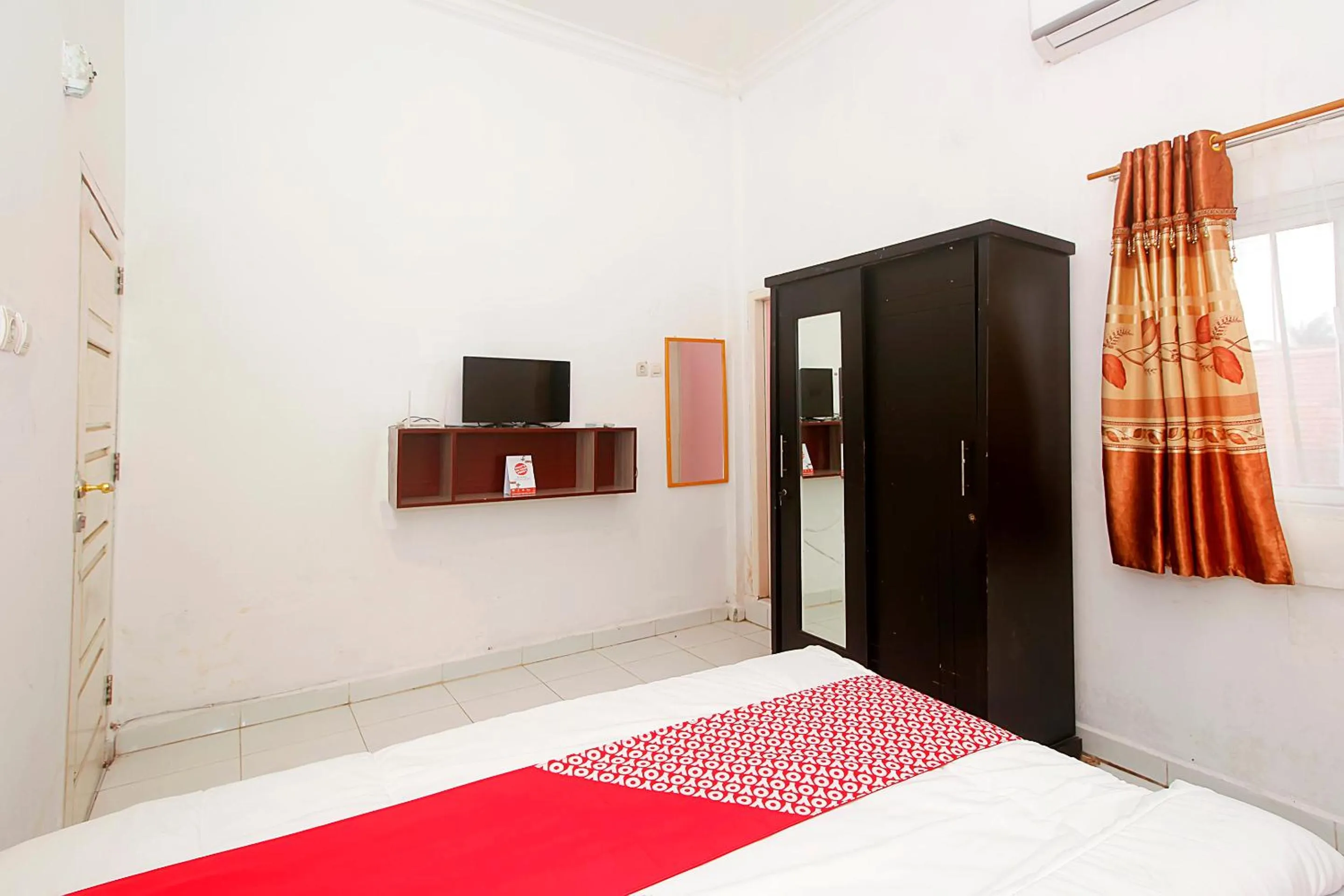 Bedroom, Bed in Hotel O Jasmine Kost Syariah