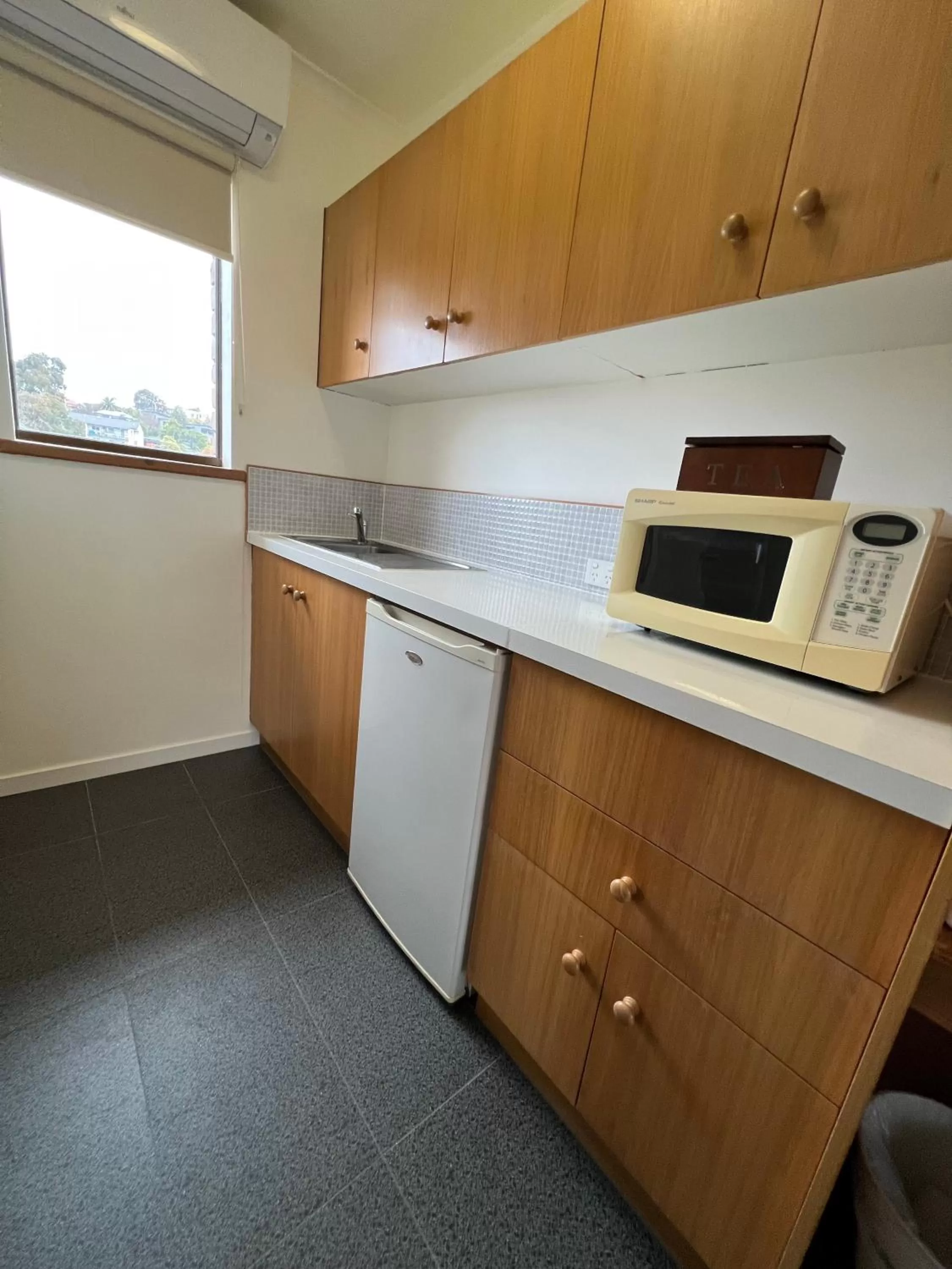 Kitchen or kitchenette in Summerhill Motor Inn