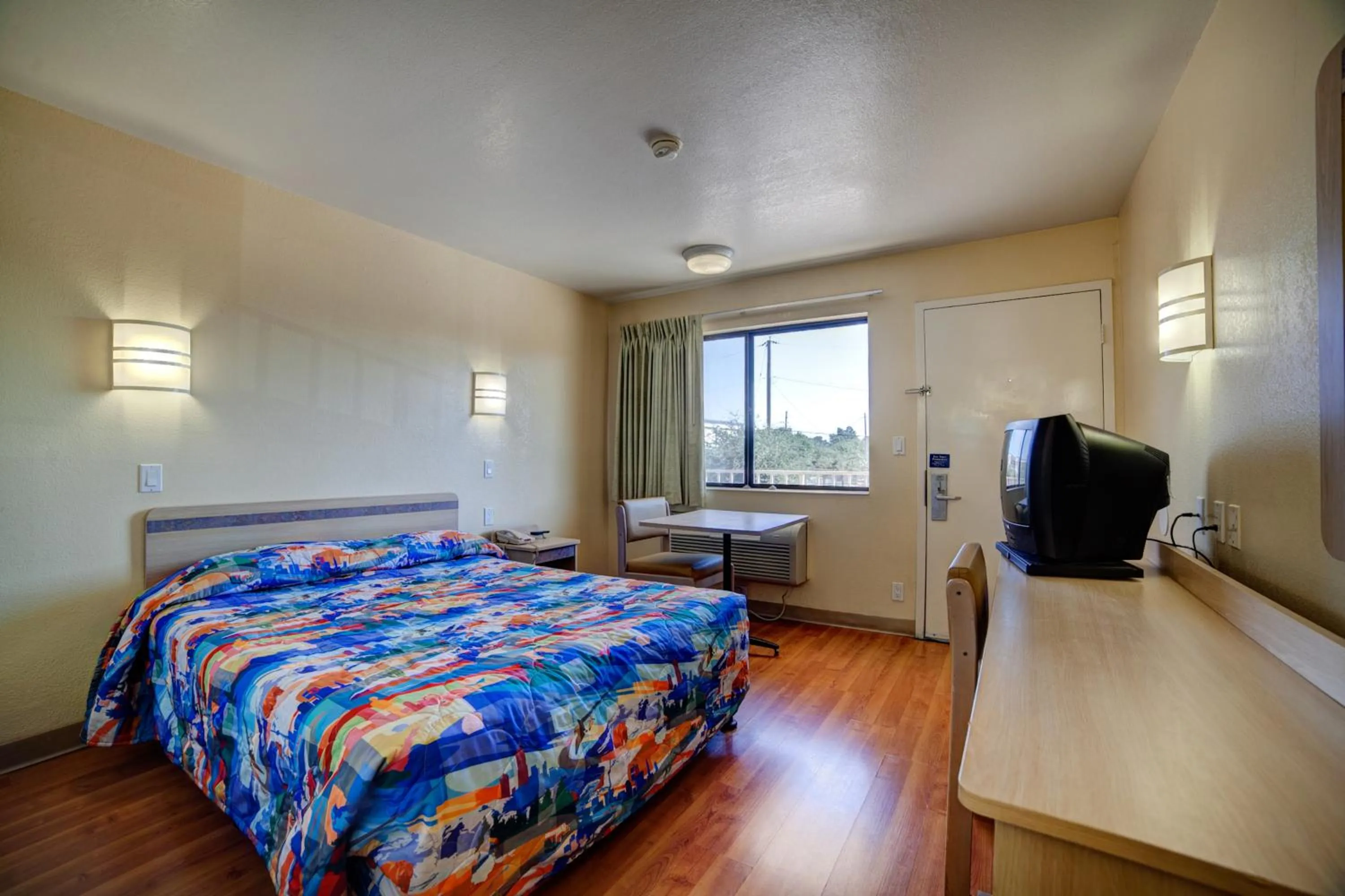 Bedroom, Bed in Super 7 Inn