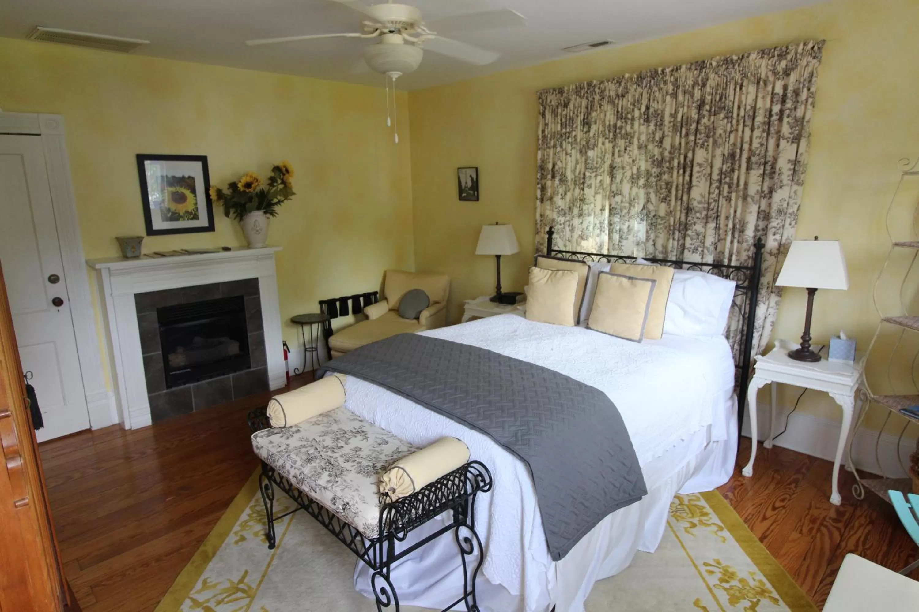 Bed in The Inn at Onancock